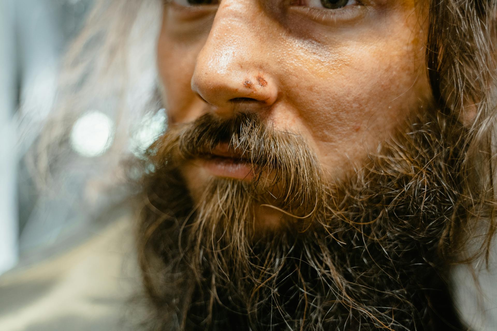 Primer plano de un hombre con barba | Fuente: Pexels