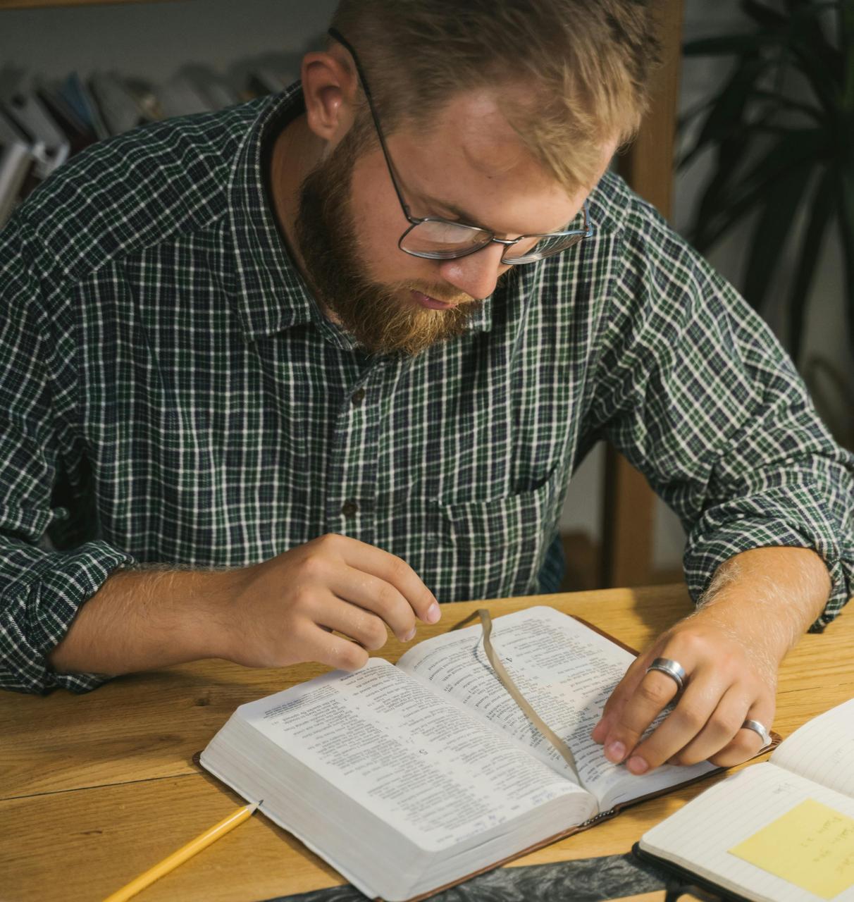 Un hombre leyendo un libro | Fuente: Pexels