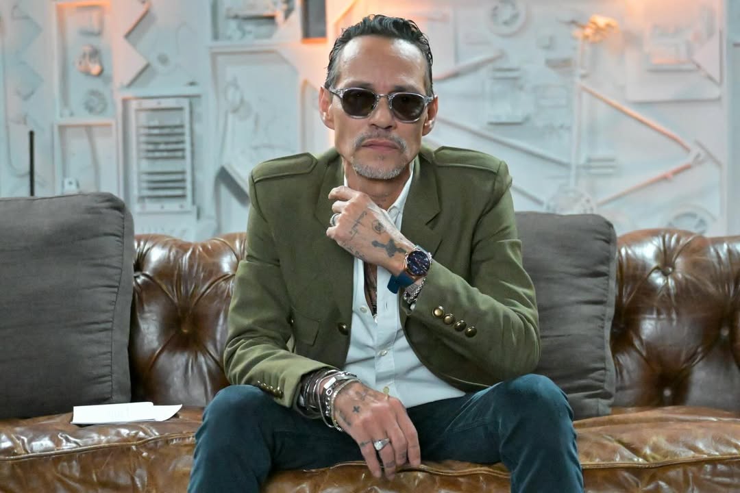 Marc Anthony durante la entrevista con su esposa, Nadia Ferreira | Fuente: Instatgram/univisio