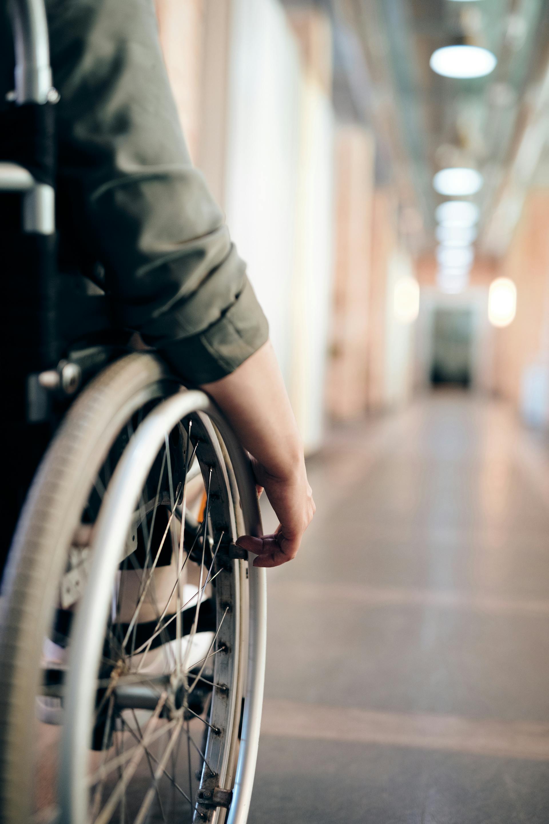 Una persona en silla de ruedas | Fuente: Pexels