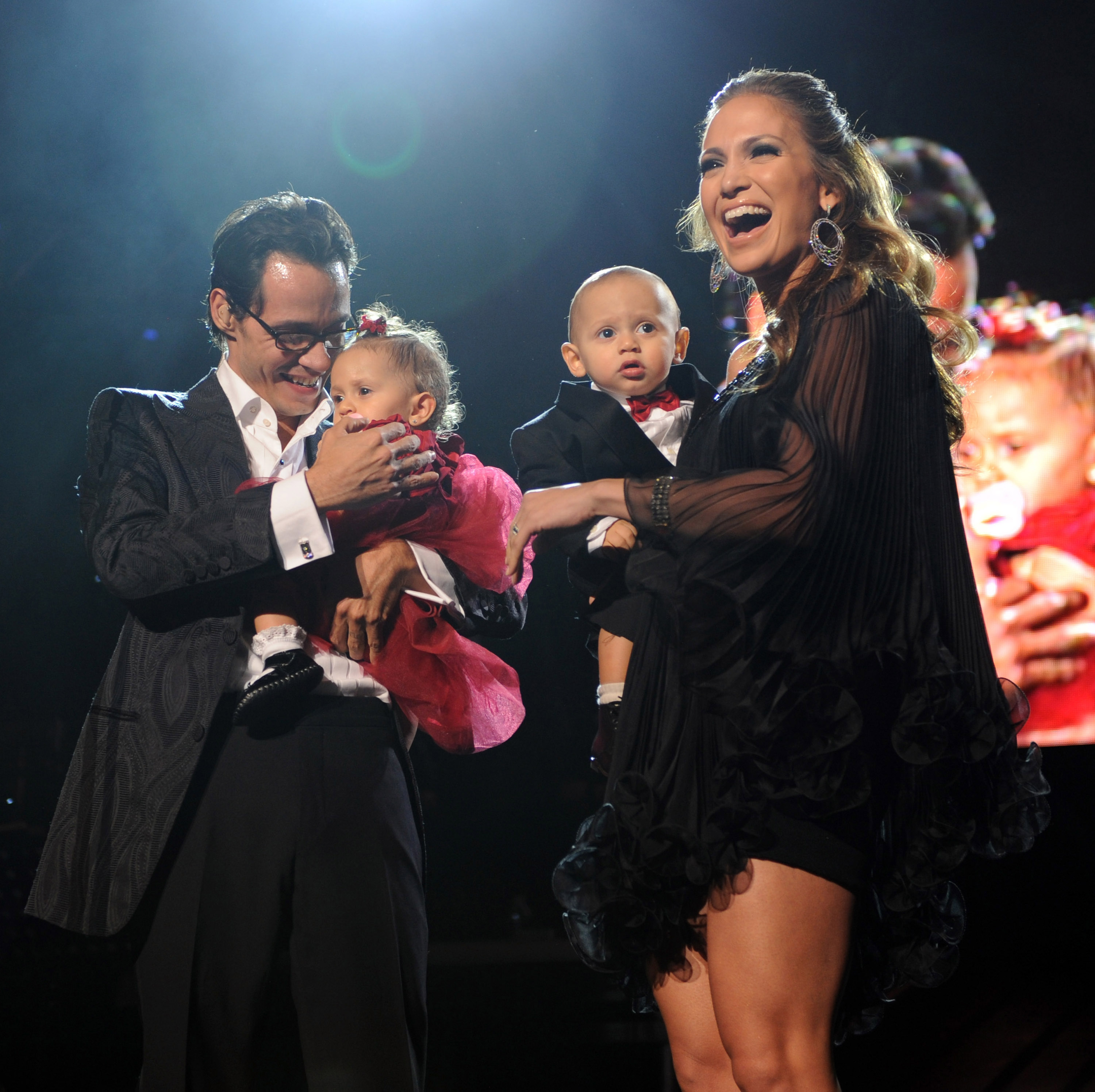 Marc Anthony, Jennifer Lopez y sus hijos Max y Emme en el escenario antes de su actuación de San Valentín en el Madison Square Garden el 14 de febrero de 2009 en la ciudad de Nueva York. | Fuente: Getty Images