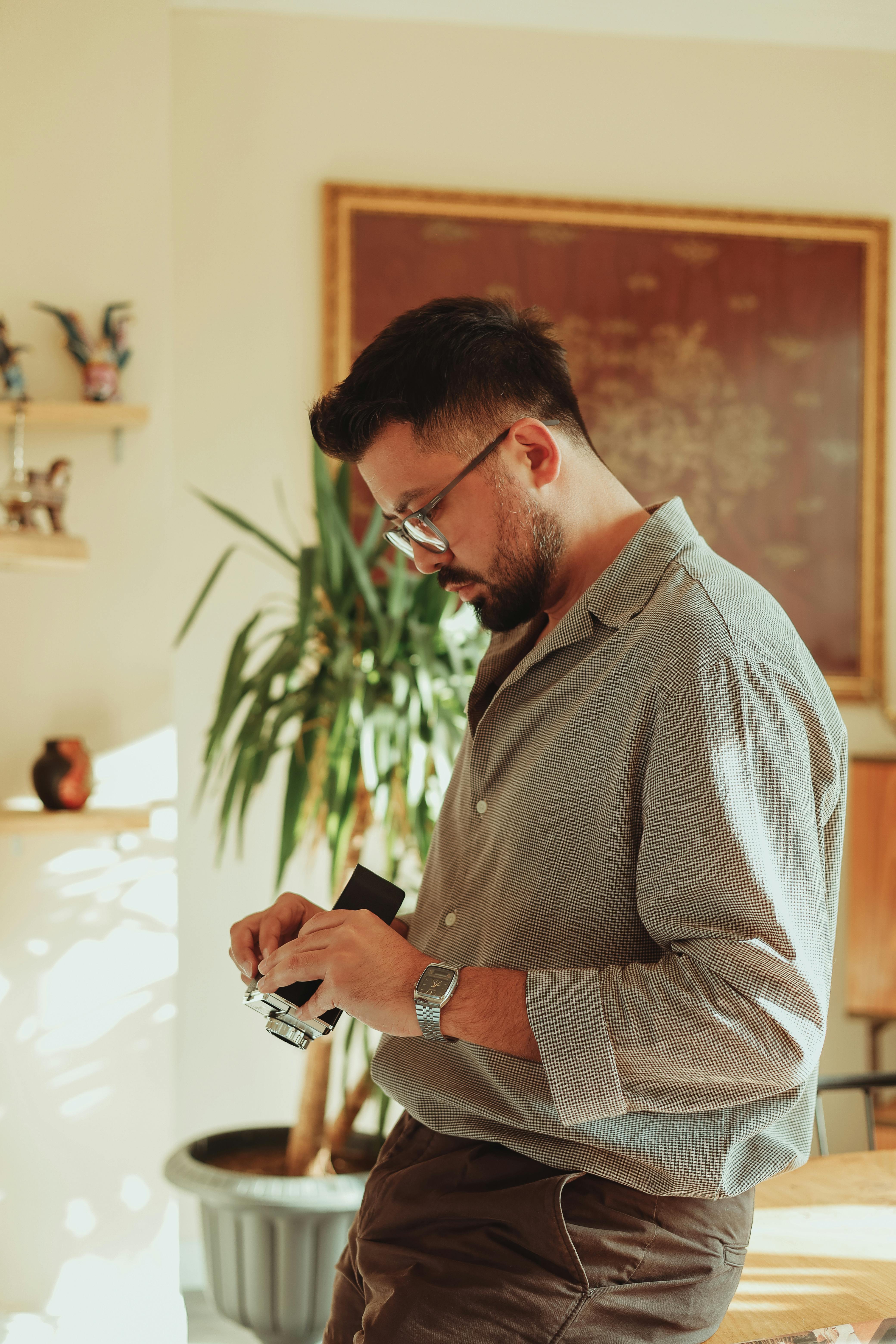 Un hombre de pie en un salón | Fuente: Pexels