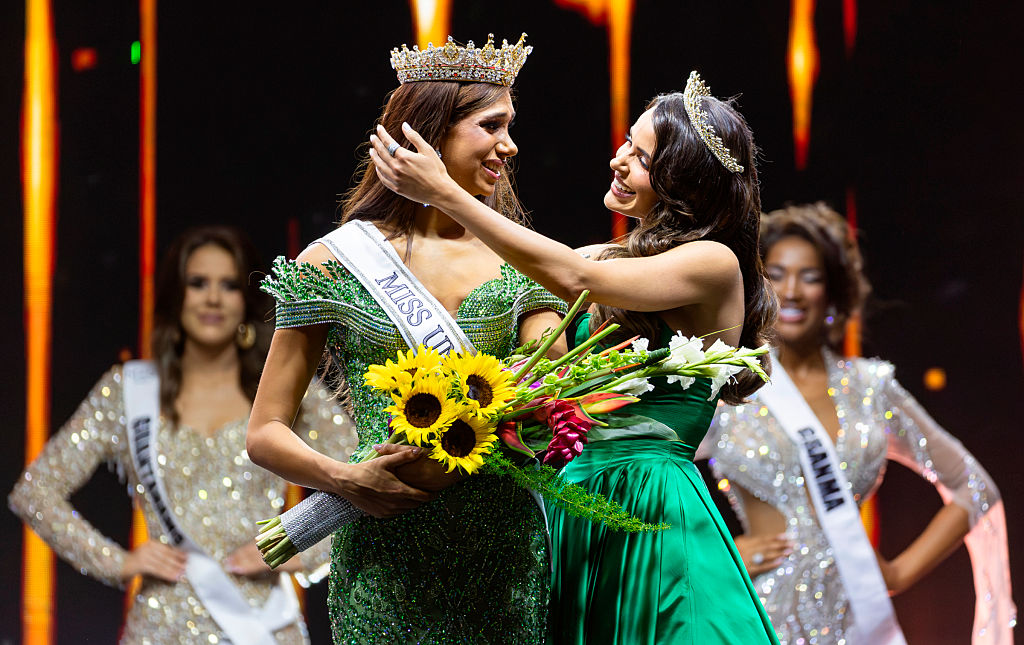 Miss Universe Cuba 2024, Marianela Ancheta, a la derecha, abraza a Lina Luaces después de ganar el certamen de belleza Miss Universe Cuba 2025 en el Milander Park, el martes 8 de julio de 2025, en Hialeah, Florida. | Foto: Getty Images