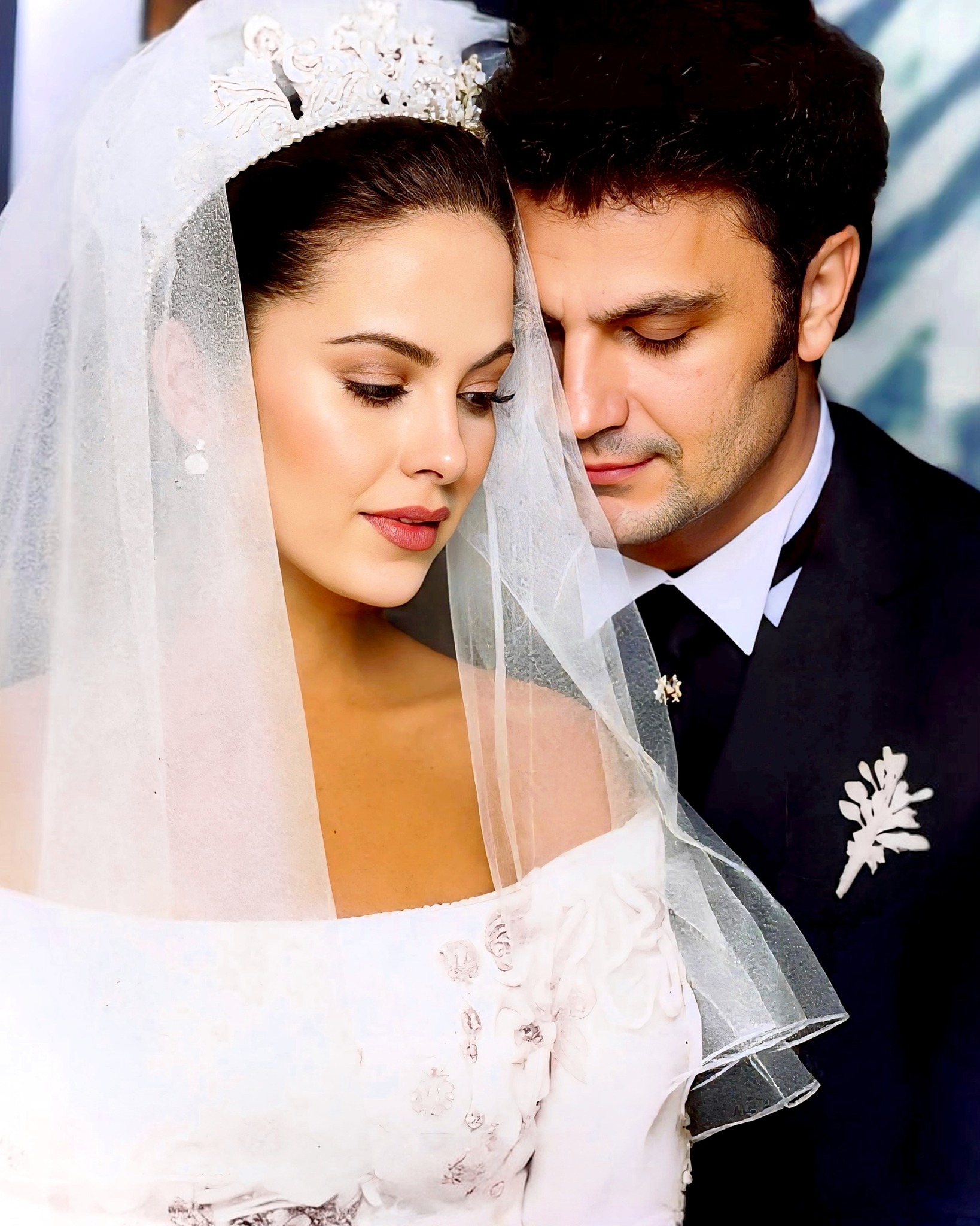 Lucero y Mijares en su boda, el 18 de enero de 1997 en el Colegio de las Vizcaínas en Ciudad de México | Fuente: Facebook/Un Tiempo Para Recordar