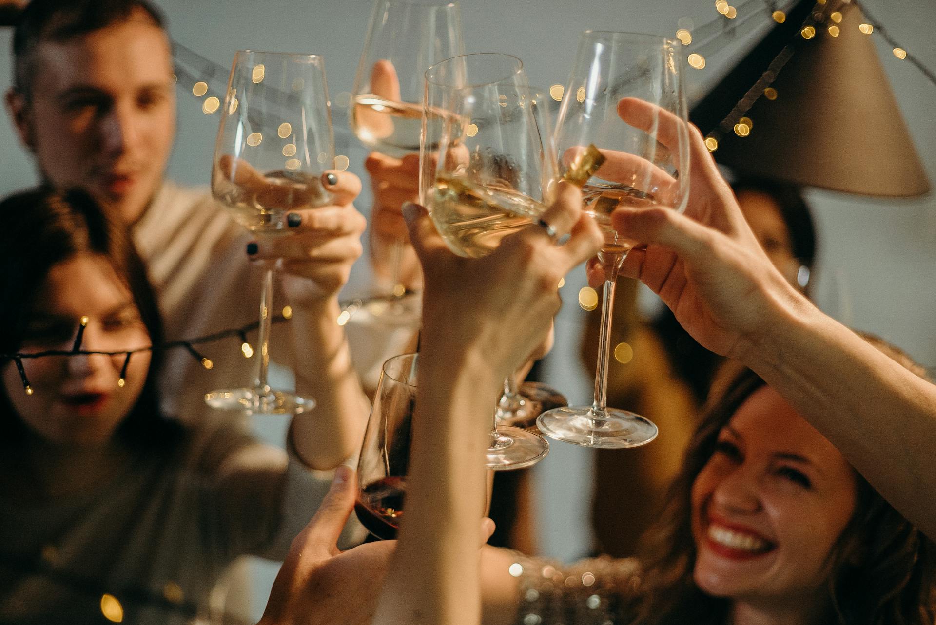 Personas brindando | Fuente: Pexels