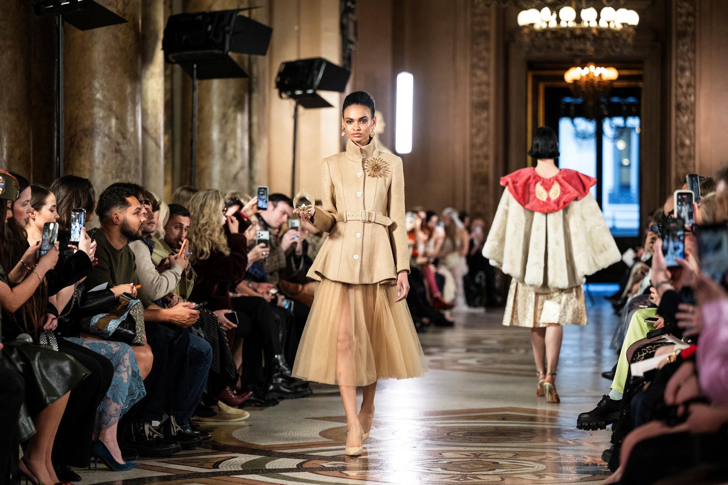 Una modelo presenta una creación de Max Alexander para el desfile de la colección prêt-à-porter femenina Otoño/Invierno 2026-2027, en el marco de la Semana de la Moda Femenina de París, en el Palais Garnier, París, el 3 de marzo de 2026. | Fuente: Getty Images