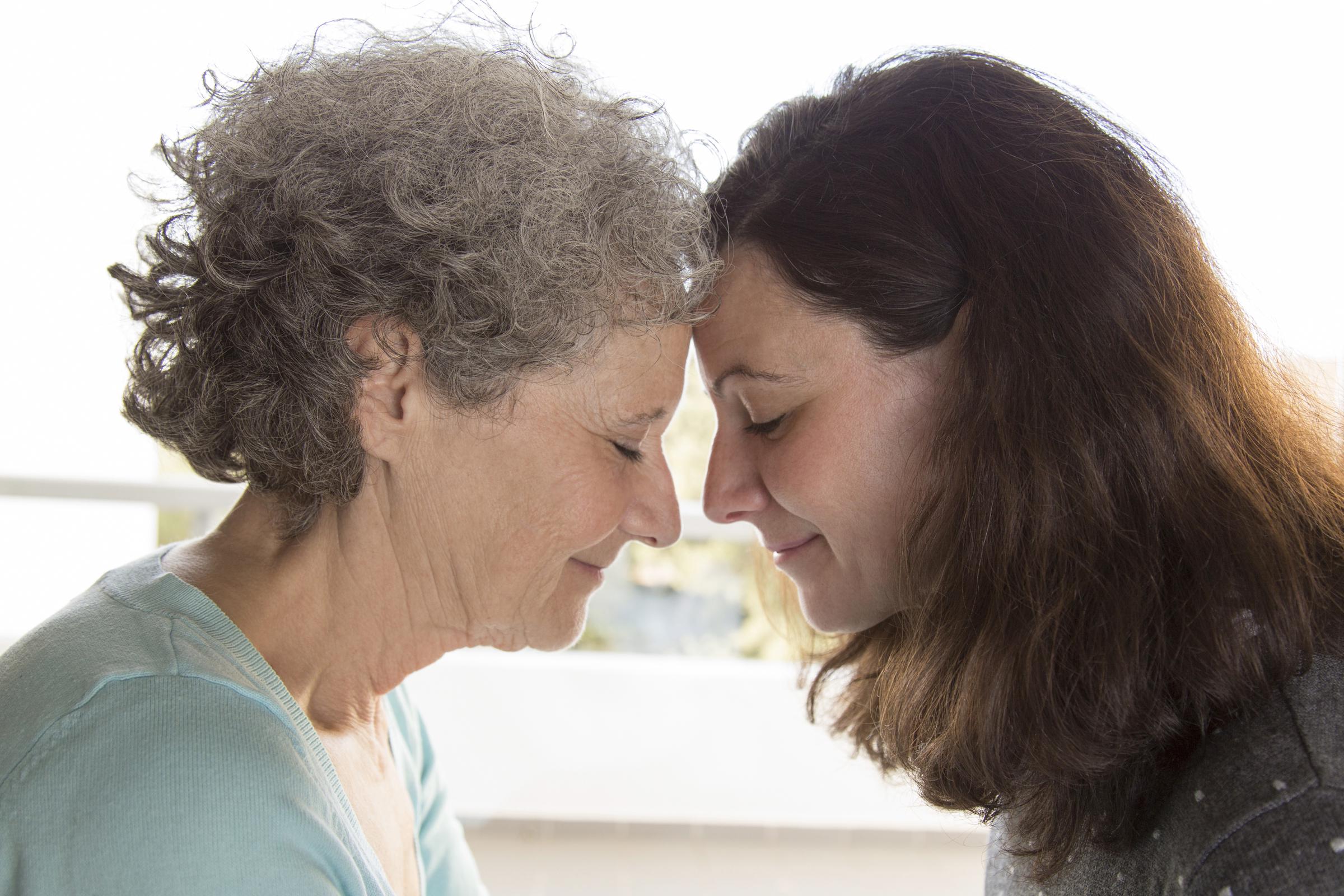 Dos mujeres apoyándose mutuamente | Fuente: Freepik