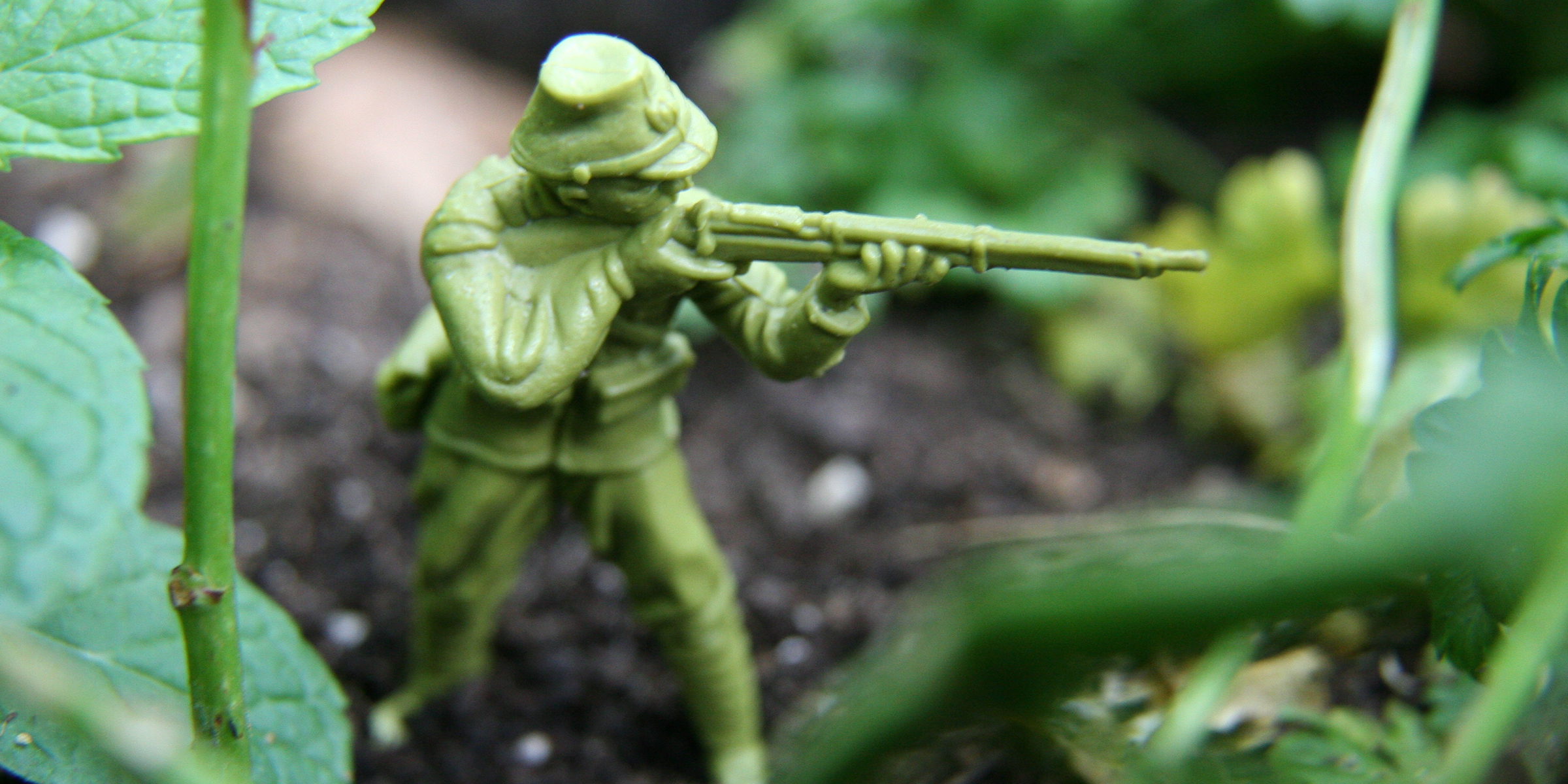Un soldado de juguete de plástico verde | Fuente: Flickr.com/puuikibeach/CC BY 2.0