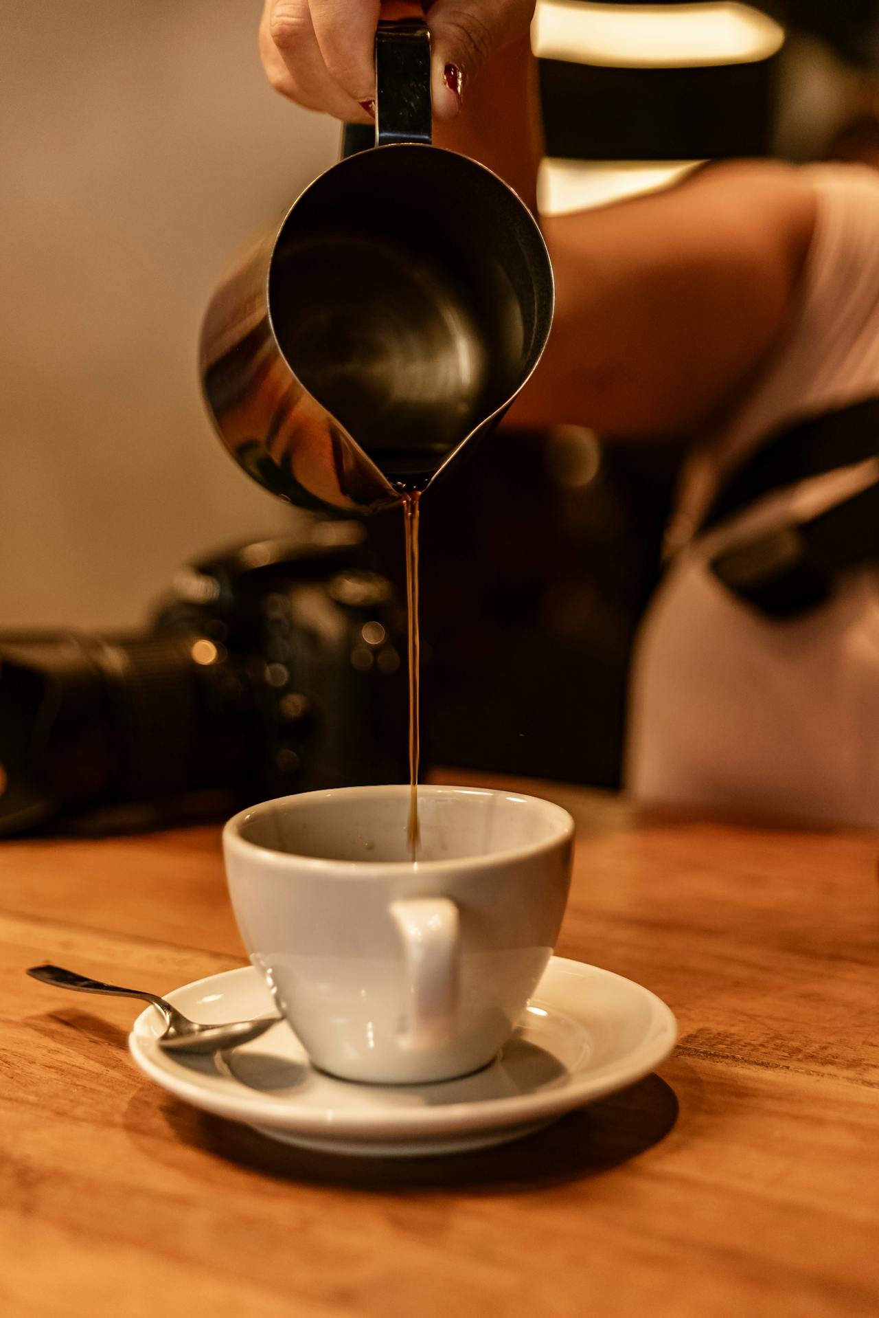 Una mujer sirviendo café en una taza | Fuente: Pexels