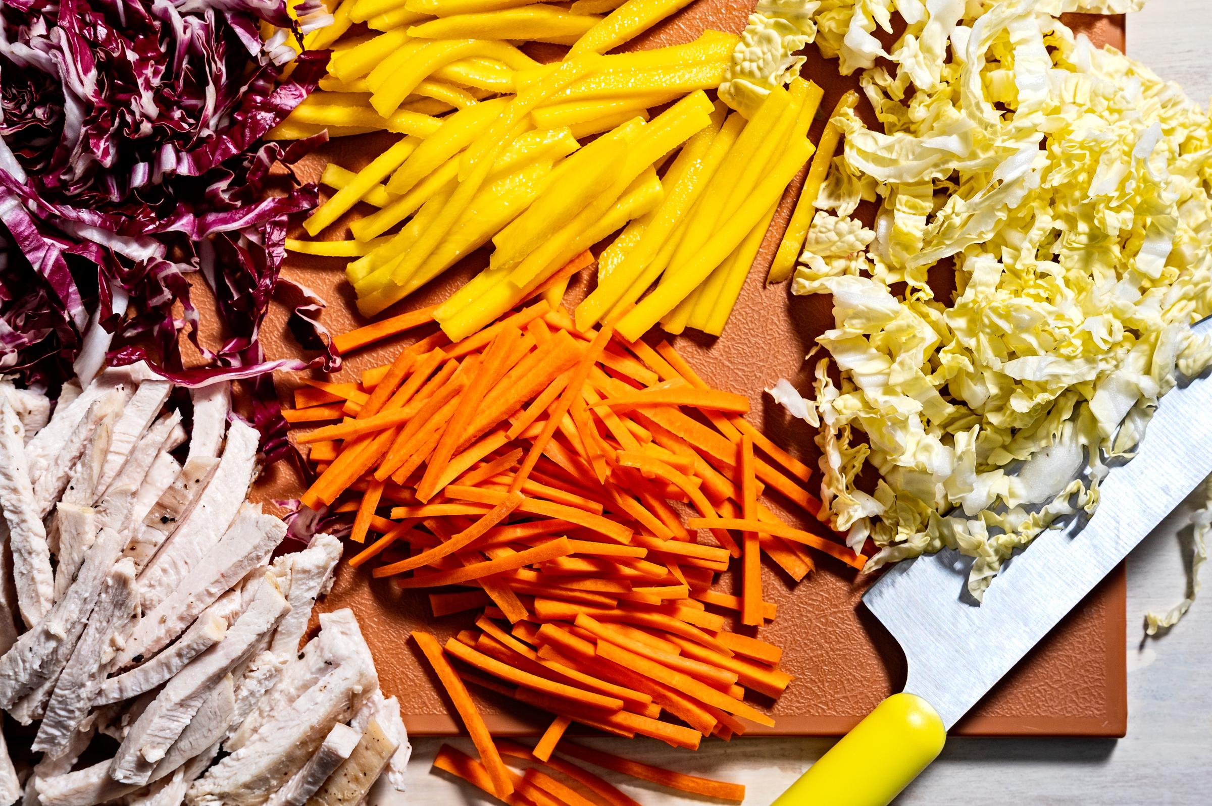 Achicoria, mango, col, zanahorias y pollo troceado | Fuente: Getty Images