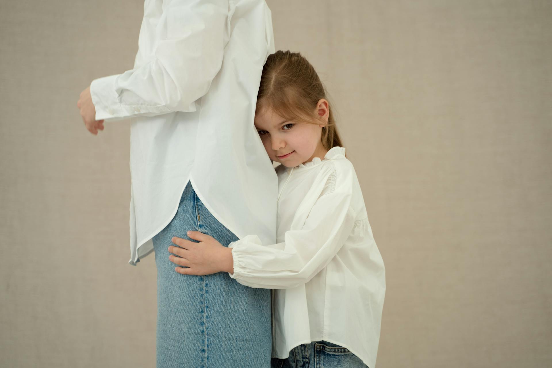 Una niña abrazando a una mujer | Fuente: Pexels