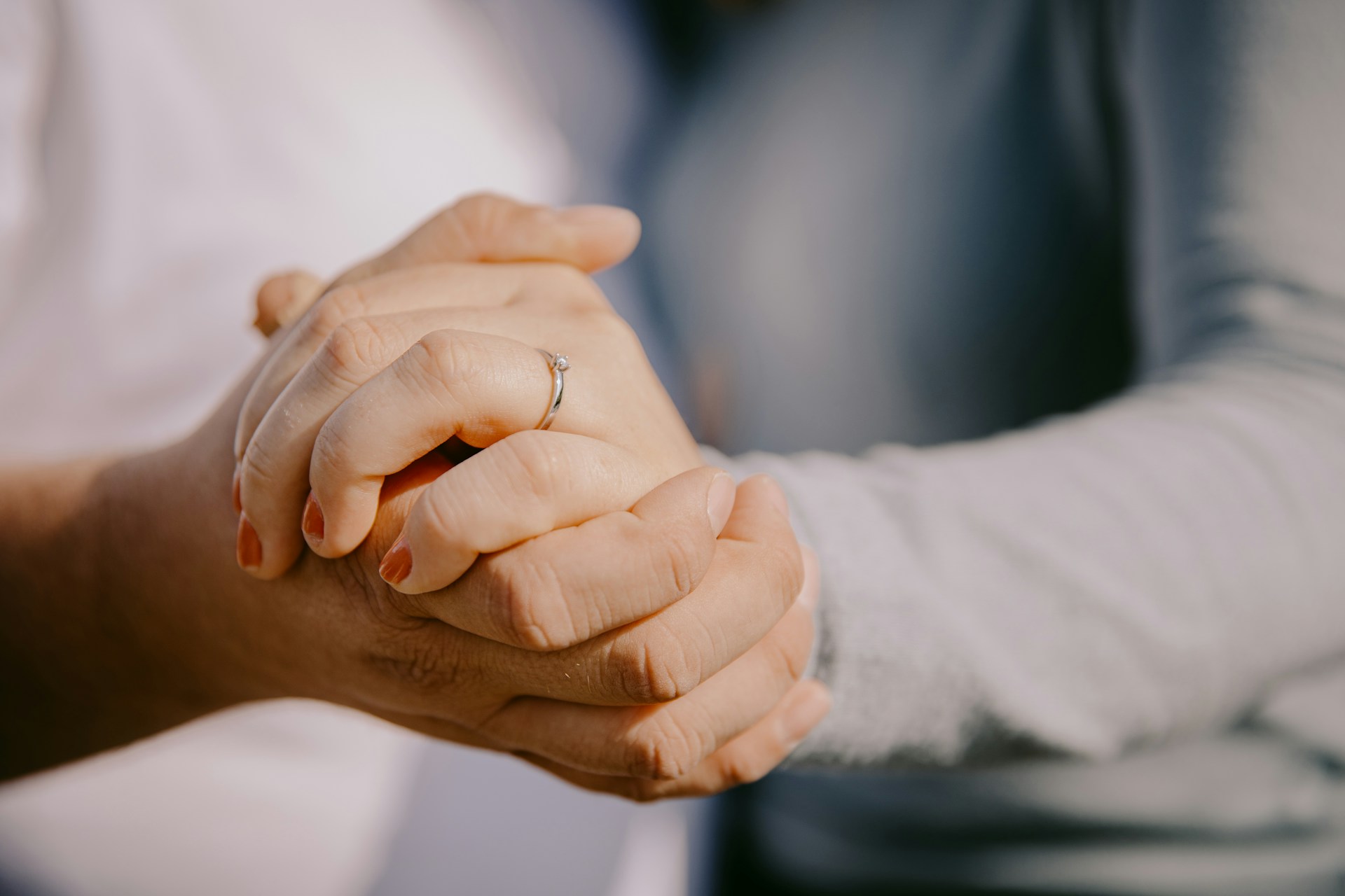 Una pareja tomada de la mano | Fuente: Unsplash