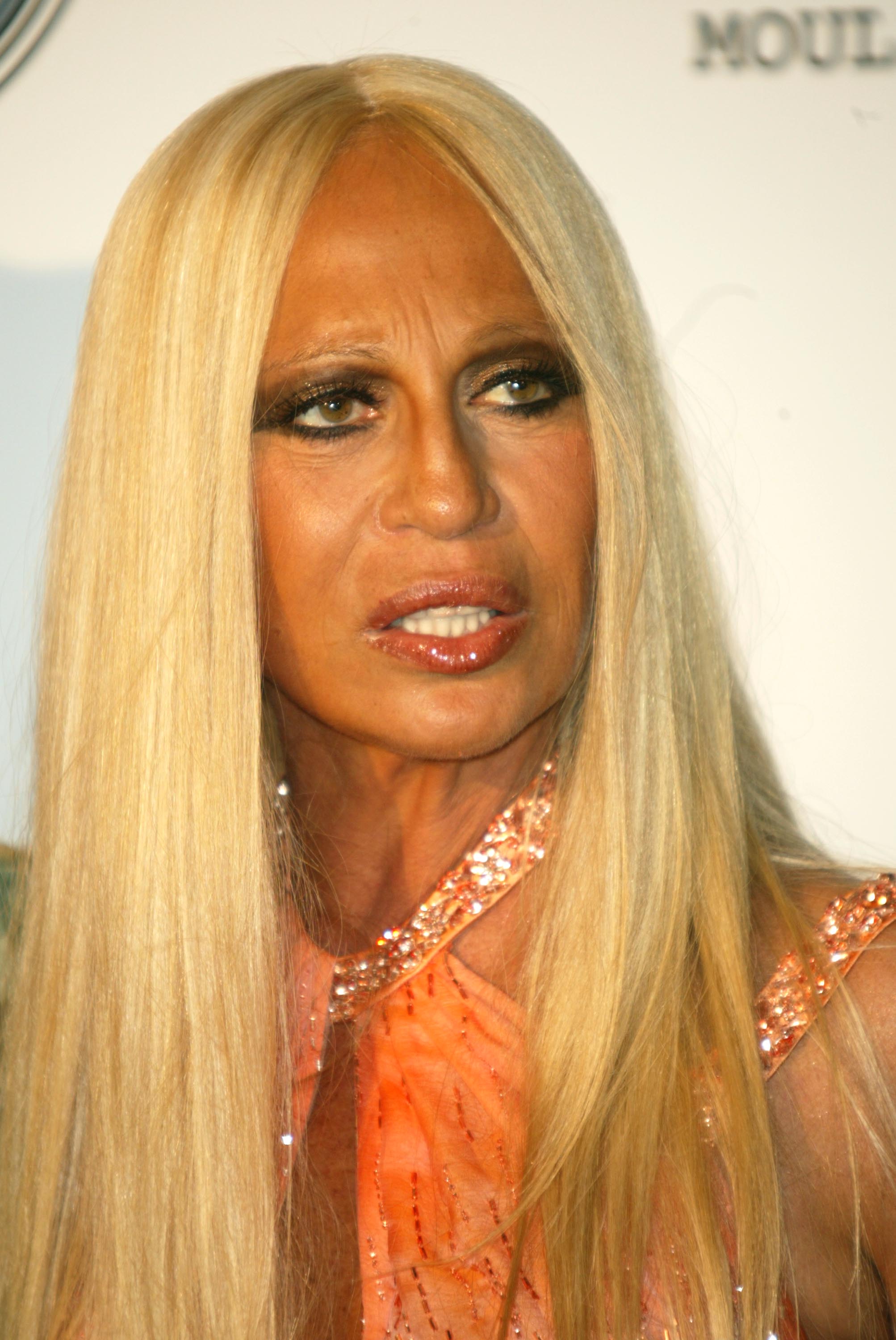 Donatella Versace llega a "Cine contra el SIDA" el 20 de mayo de 2004 en Cannes, Francia. | Fuente: Getty Images.
