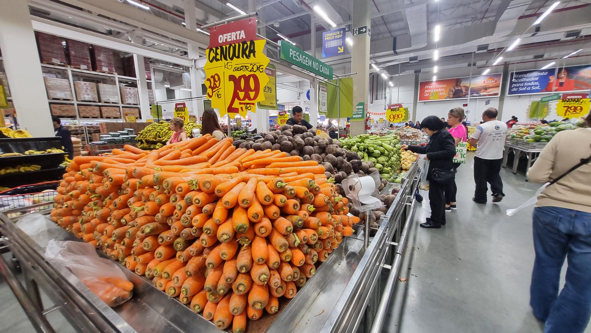 Zanahorias y otras verduras a la venta en una tienda | Fuente: Getty Images