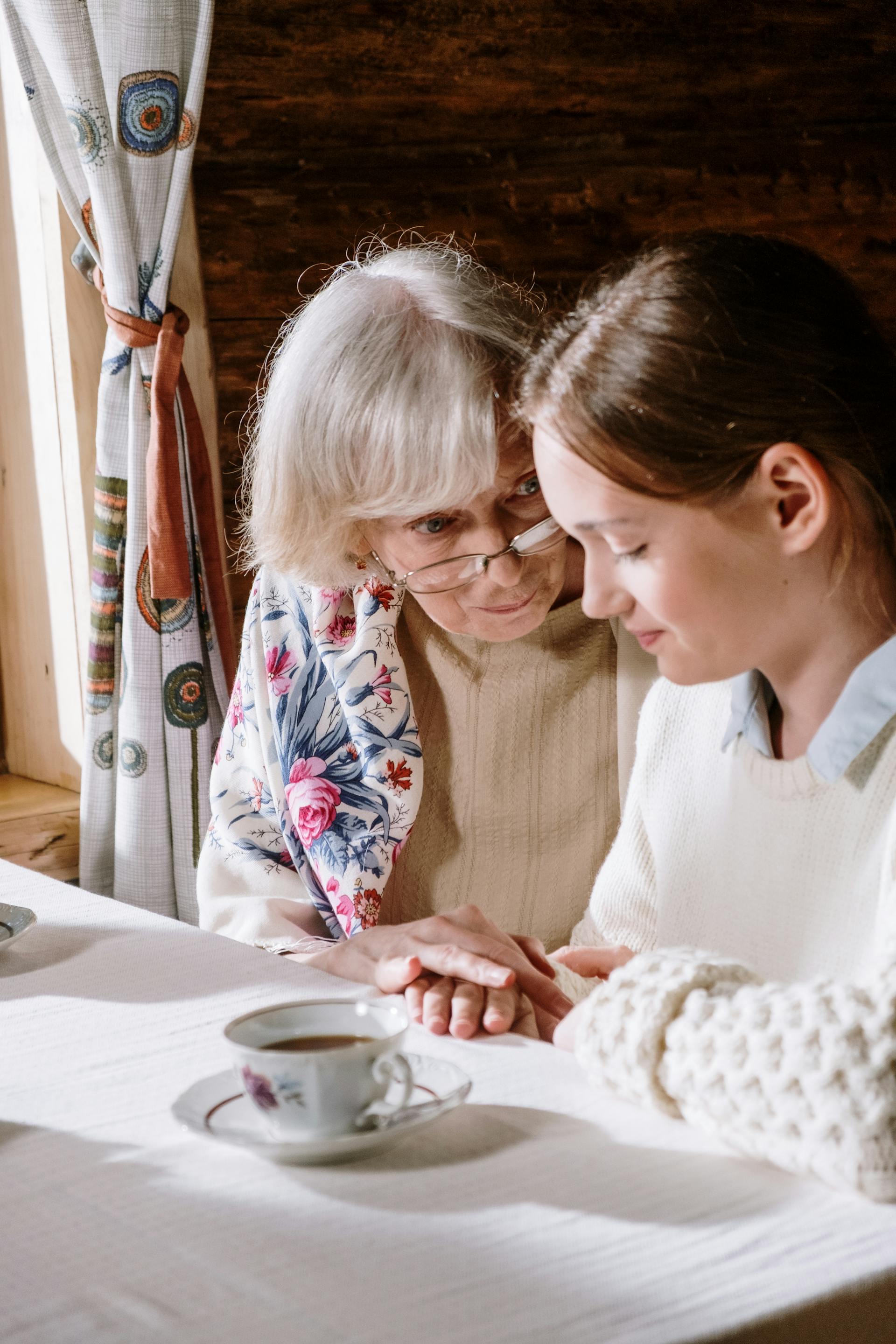 Una adolescente y su abuela | Fuente: Pexels