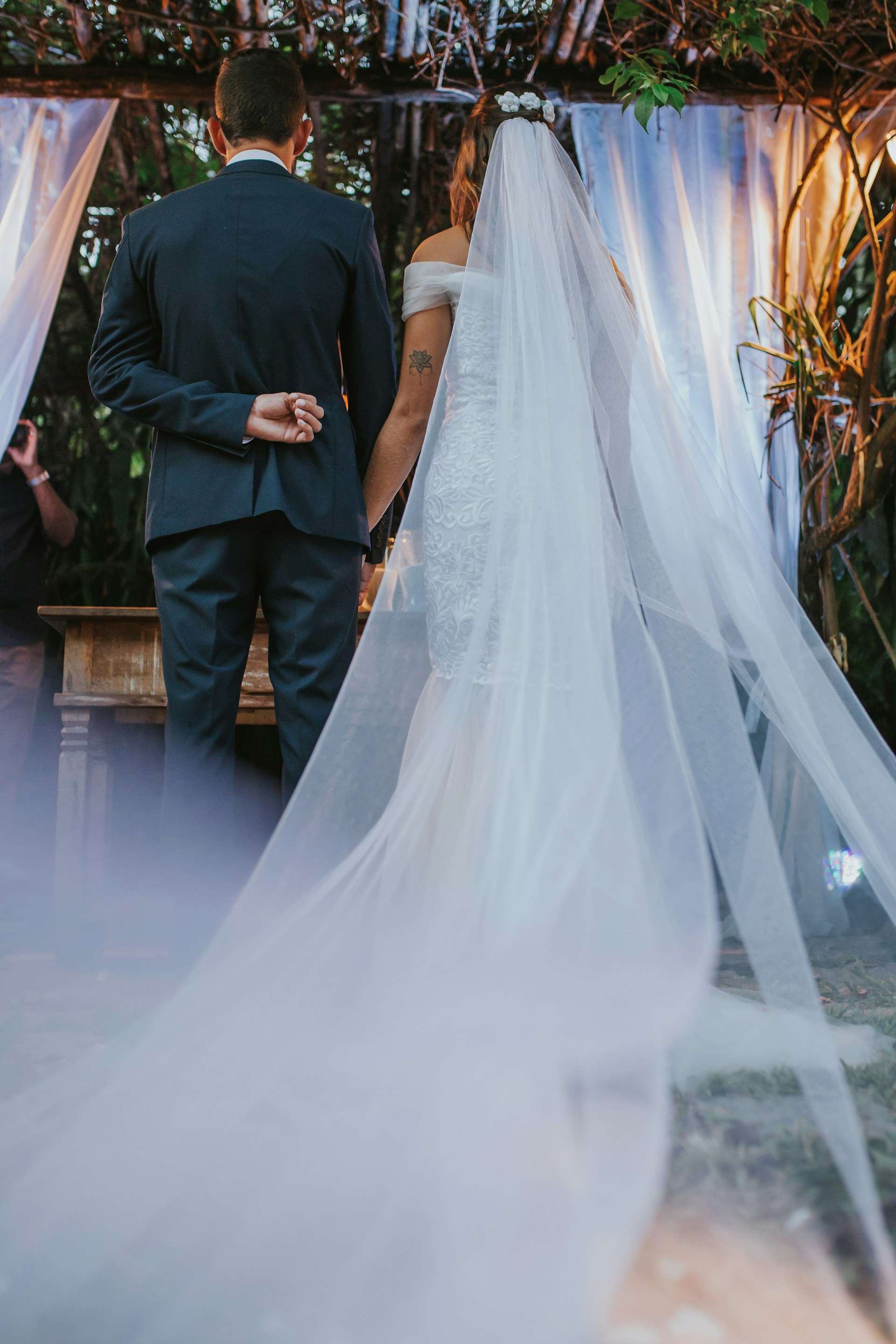 Unos novios en la ceremonia de su boda | Fuente: Unsplash
