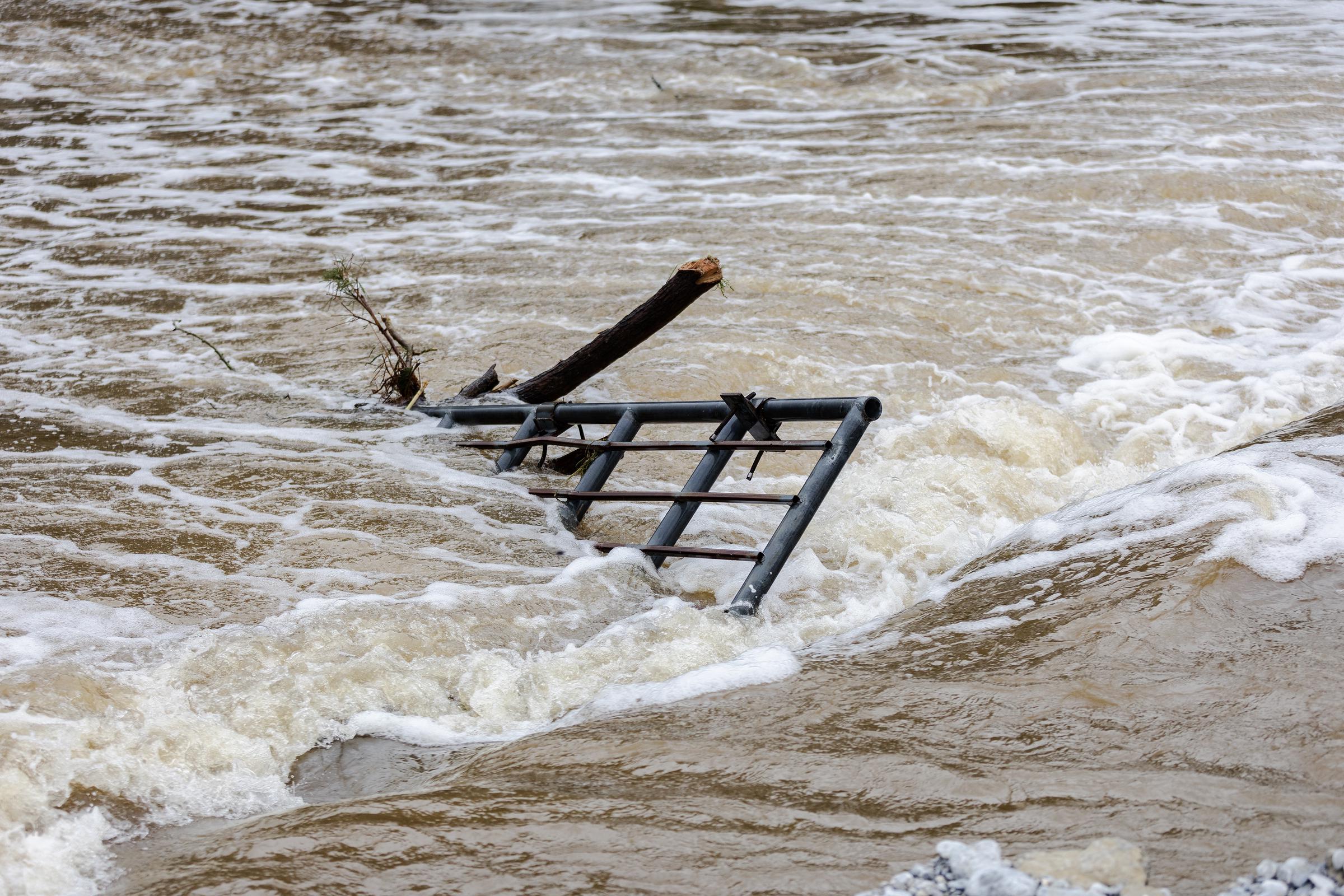 Hay escombros en el río Guadalupe después de que una inundación repentina dañara edificios cercanos en Center Point, Texas, el 5 de julio de 2025. | Fuente: Getty Images