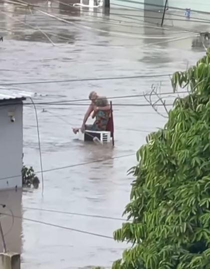 Hilario Reynosa y Elodia Reyes abrazados en medio de una inundación | Fuente: Instagram/BBC Mundo