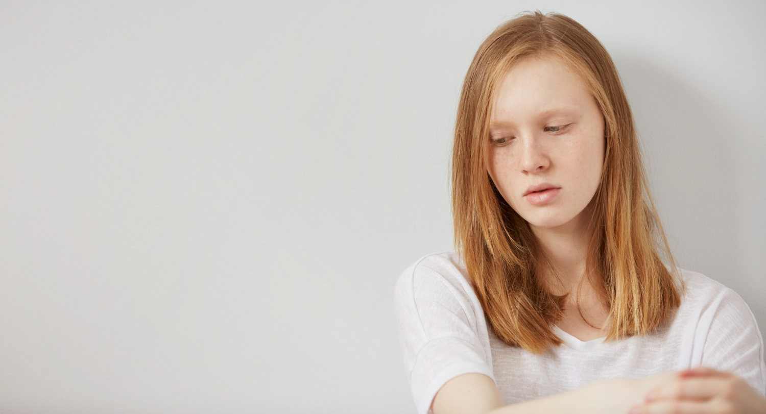 Una adolescente triste | Fuente: Freepik