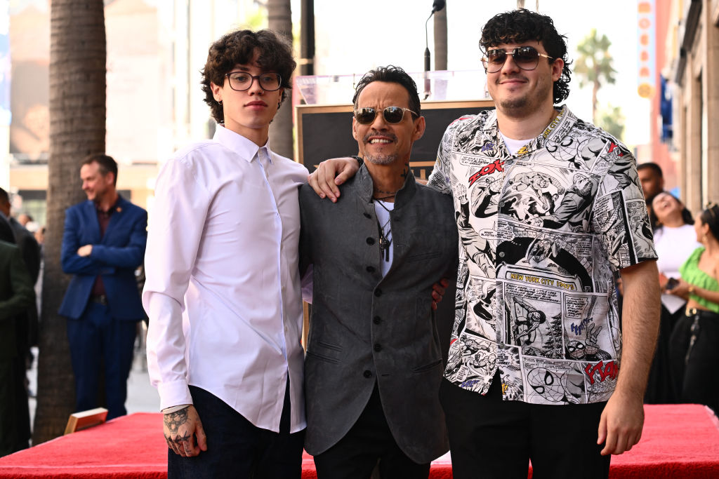 Ryan Adrian Muñiz, Marc Anthony y Cristian Marcus Muñiz asisten a la ceremonia de la estrella de Marc Anthony en el Paseo de la Fama de Hollywood, el 7 de septiembre de 2023 en Hollywood, California. | Foto: Getty Images