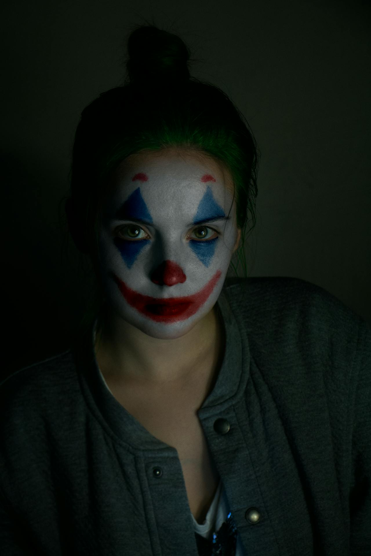Una mujer frustrada con la cara pintada para parecerse a un payaso | Fuente: Pexels