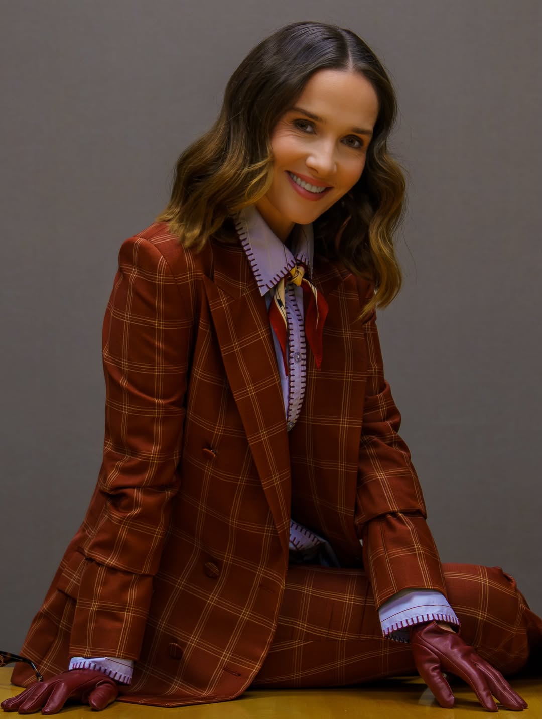 Natalia Oreiro posa sentada sobre una mesa durante una actividad promocional de “Nada entre los dos”. | Fuente: Instagram/nataliaoreirosoy