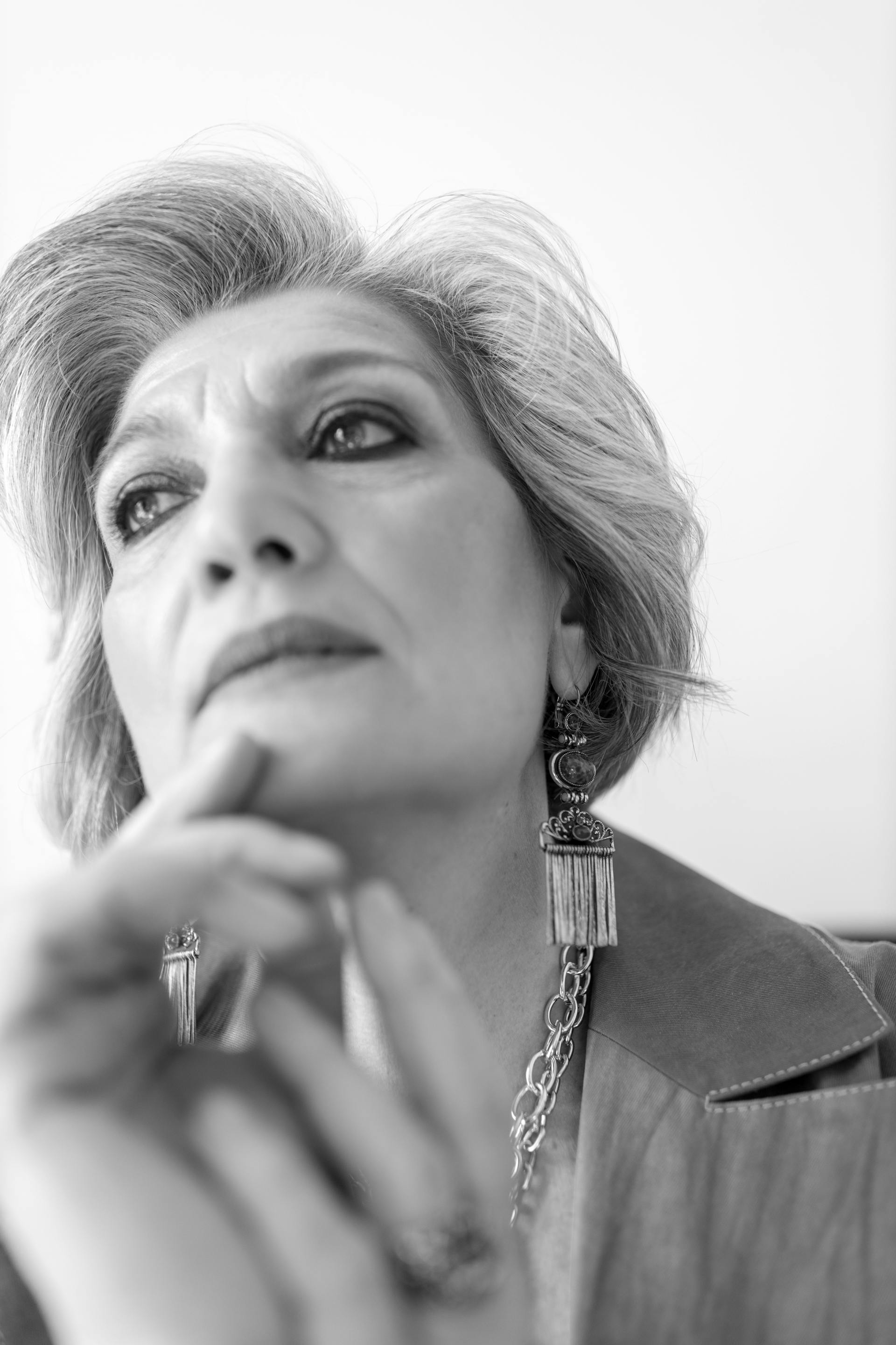 Una mujer hablando seriamente con alguien | Fuente: Pexels