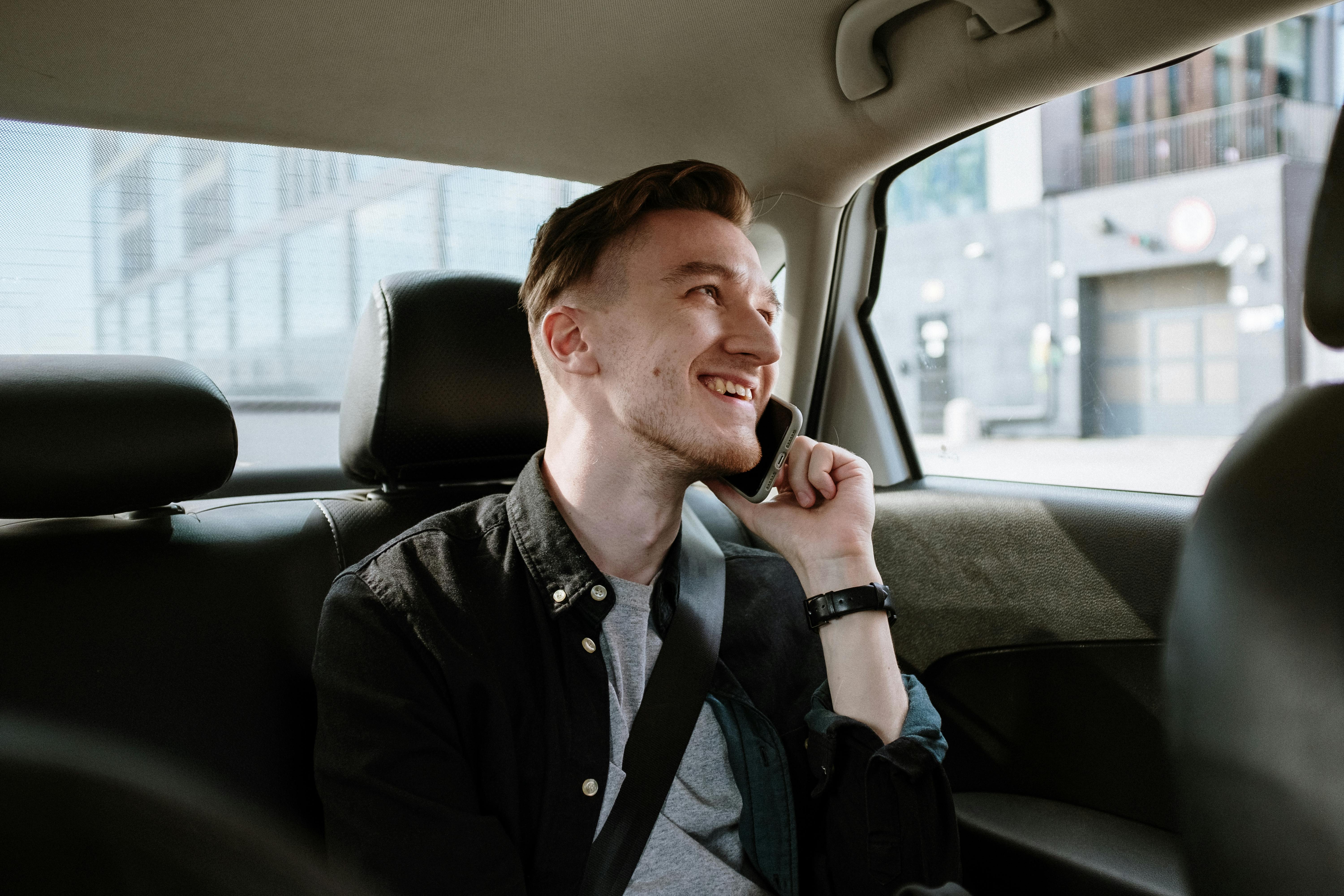 Un hombre feliz en una llamada | Fuente: Pexels