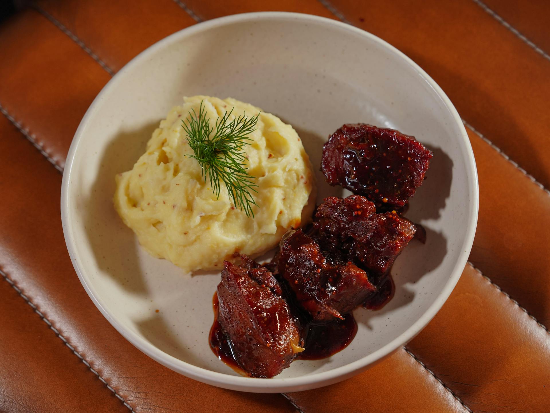 Un plato de puré de patatas y carne | Fuente: Pexels
