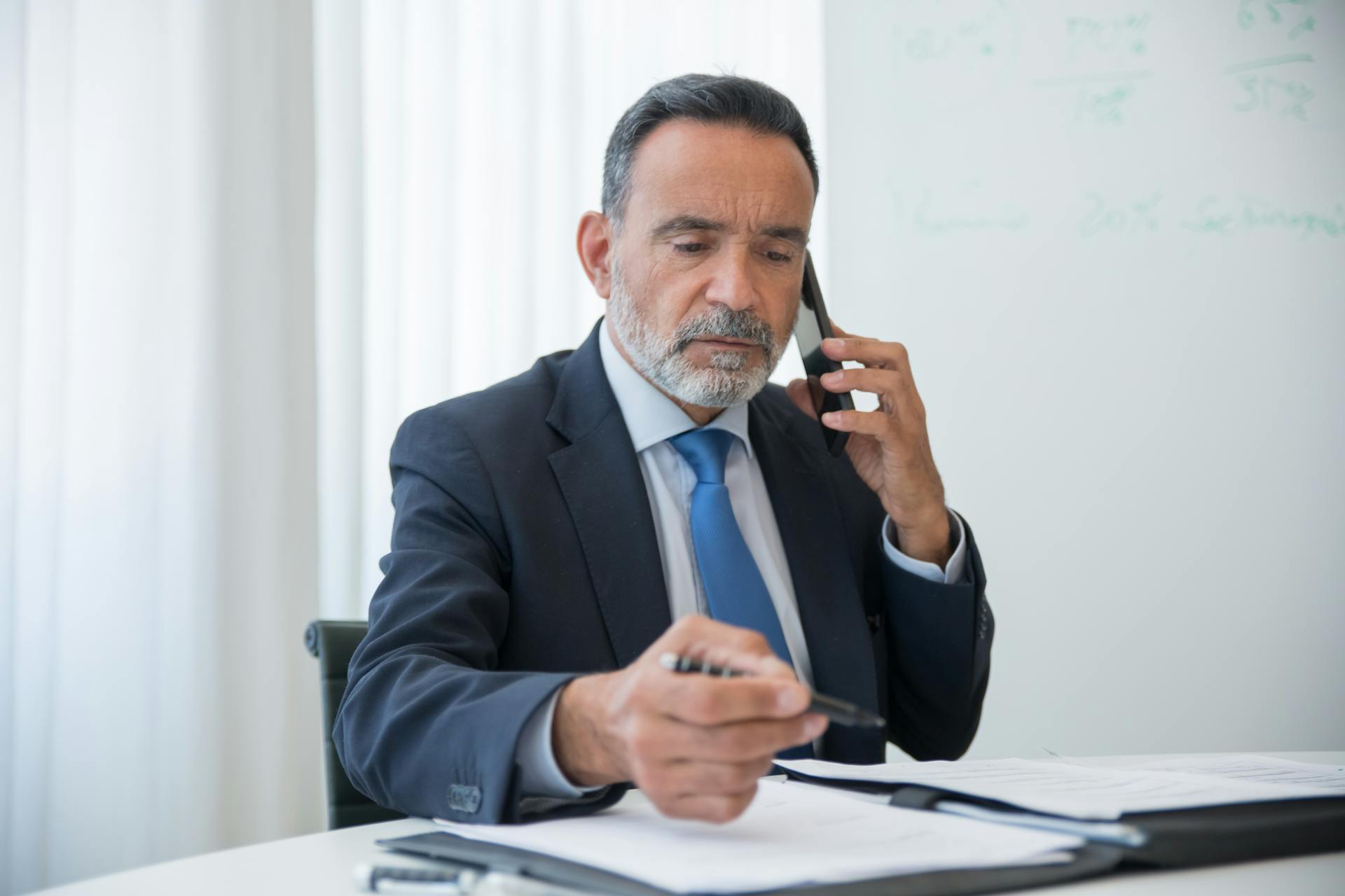 Un hombre hablando por teléfono | Fuente: Pexels