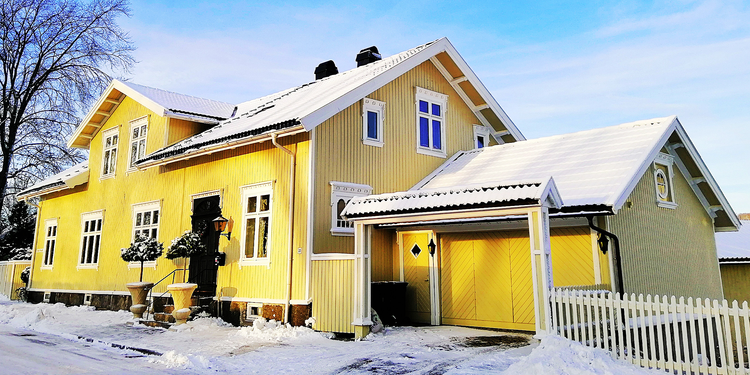 Una casa durante un invierno nevado | Fuente: Freepik