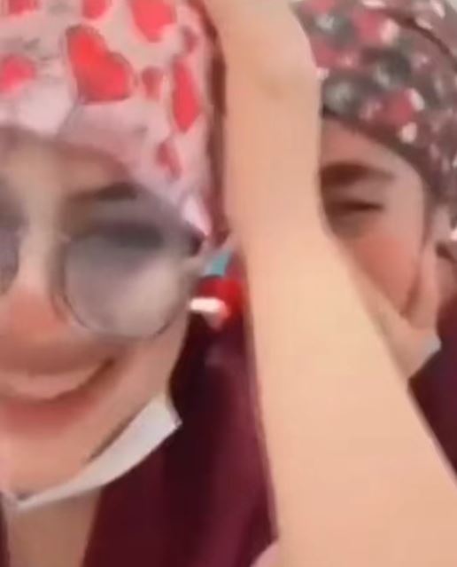 Las dos médicas riéndose | Fuente: Instagram/postaedomex