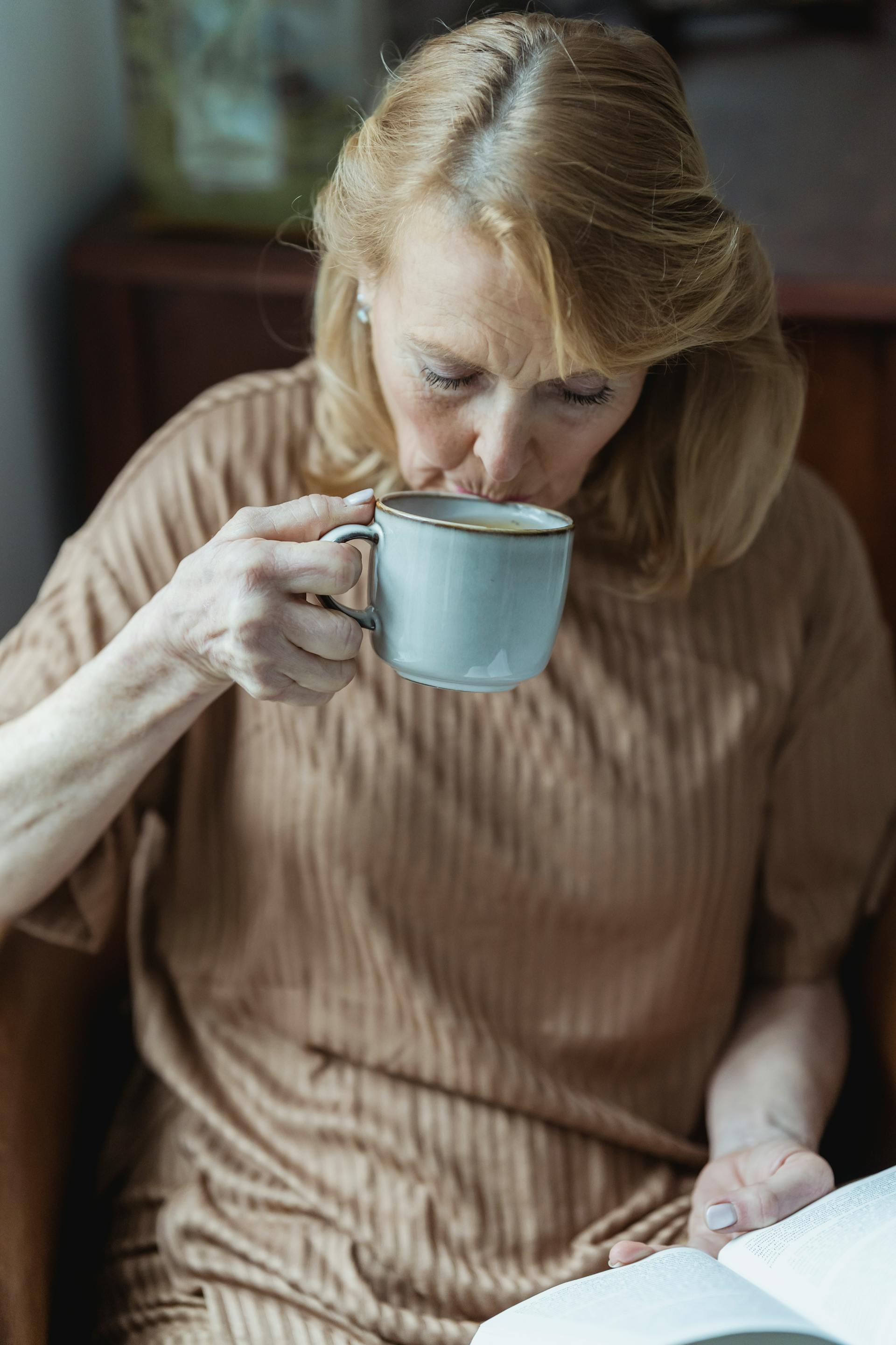 Una mujer bebiendo café | Fuente: Pexels