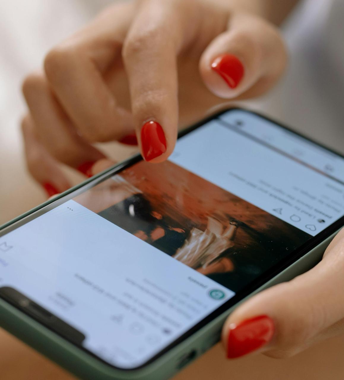 Una mujer usando su teléfono | Fuente: Pexels