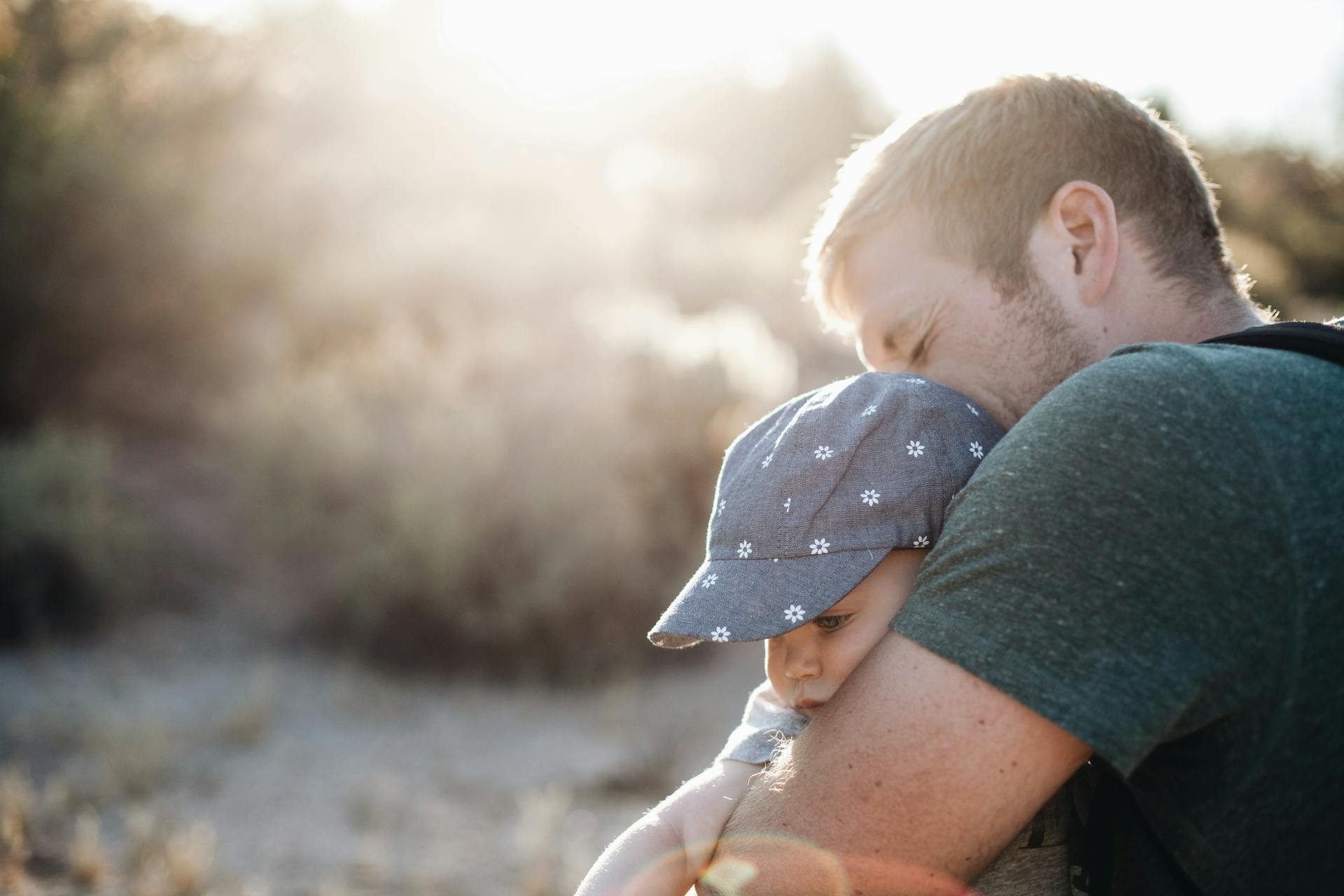 Un hombre abrazando a su bebé | Fuente: Pexels