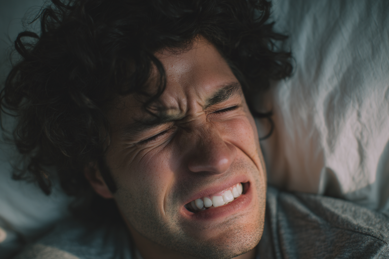 Un hombre haciendo muecas de dolor | Fuente: Midjourney