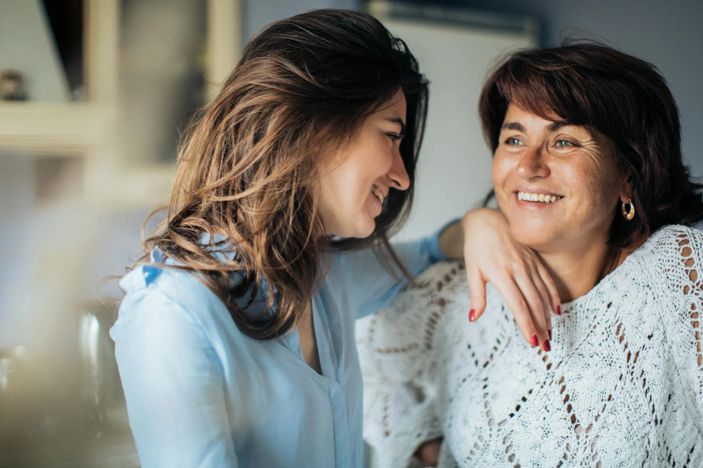 Una mujer sonriente hablando con su hija | Fuente: Pexels