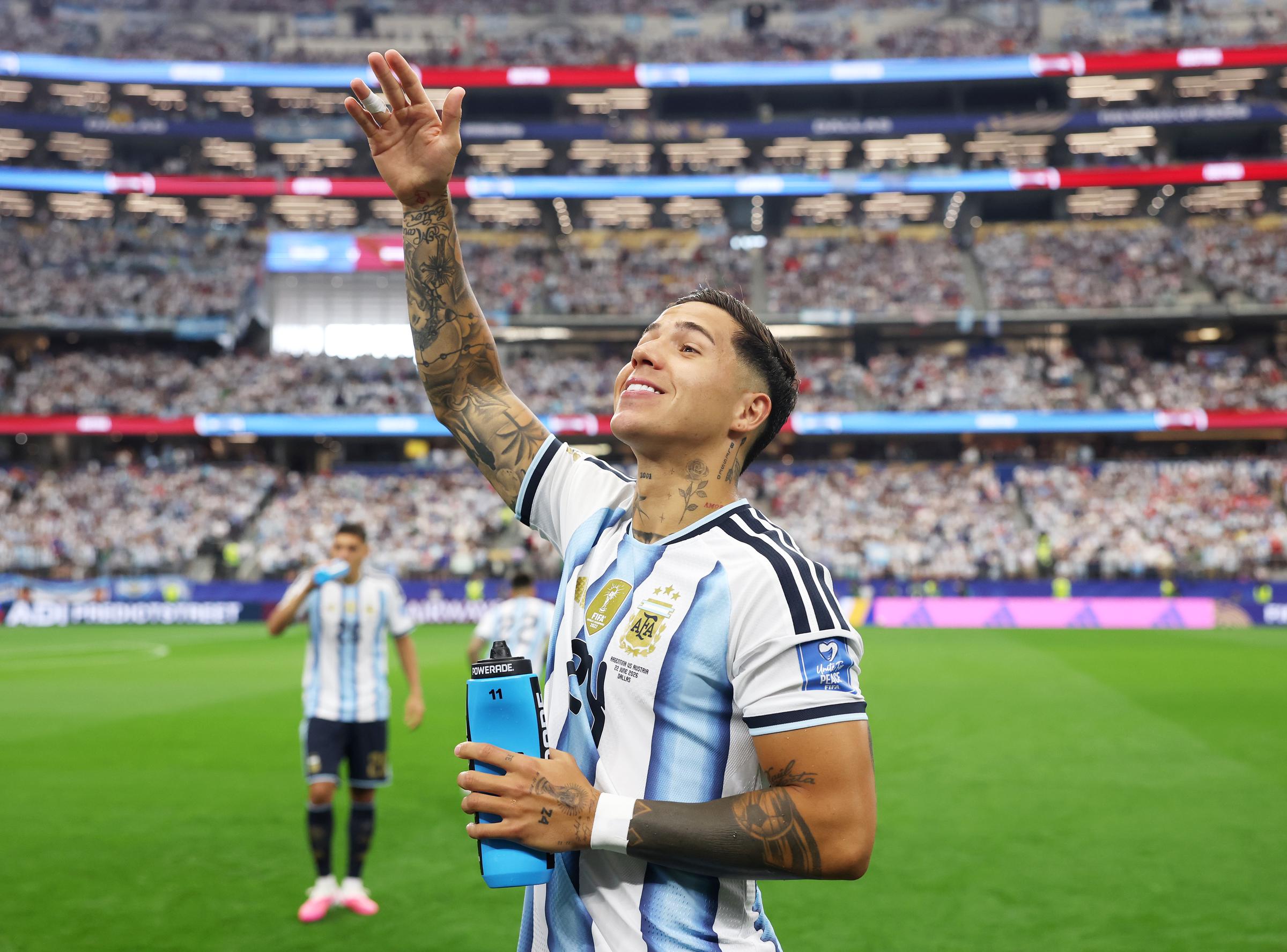 Enzo Fernández #24 de Argentina saluda antes del partido del Grupo J de la Copa Mundial de la FIFA 2026 entre Argentina y Austria en el Estadio de Dallas el 22 de junio de 2026 en Arlington, Texas. | Fuente: Getty Images