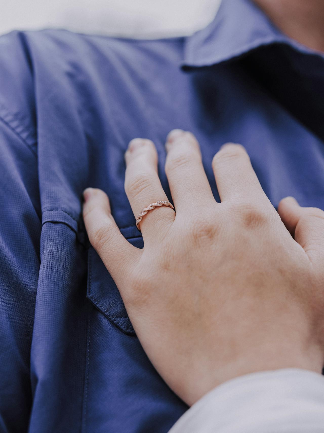 Primer plano de una mujer sujetando a un hombre | Fuente: Pexels