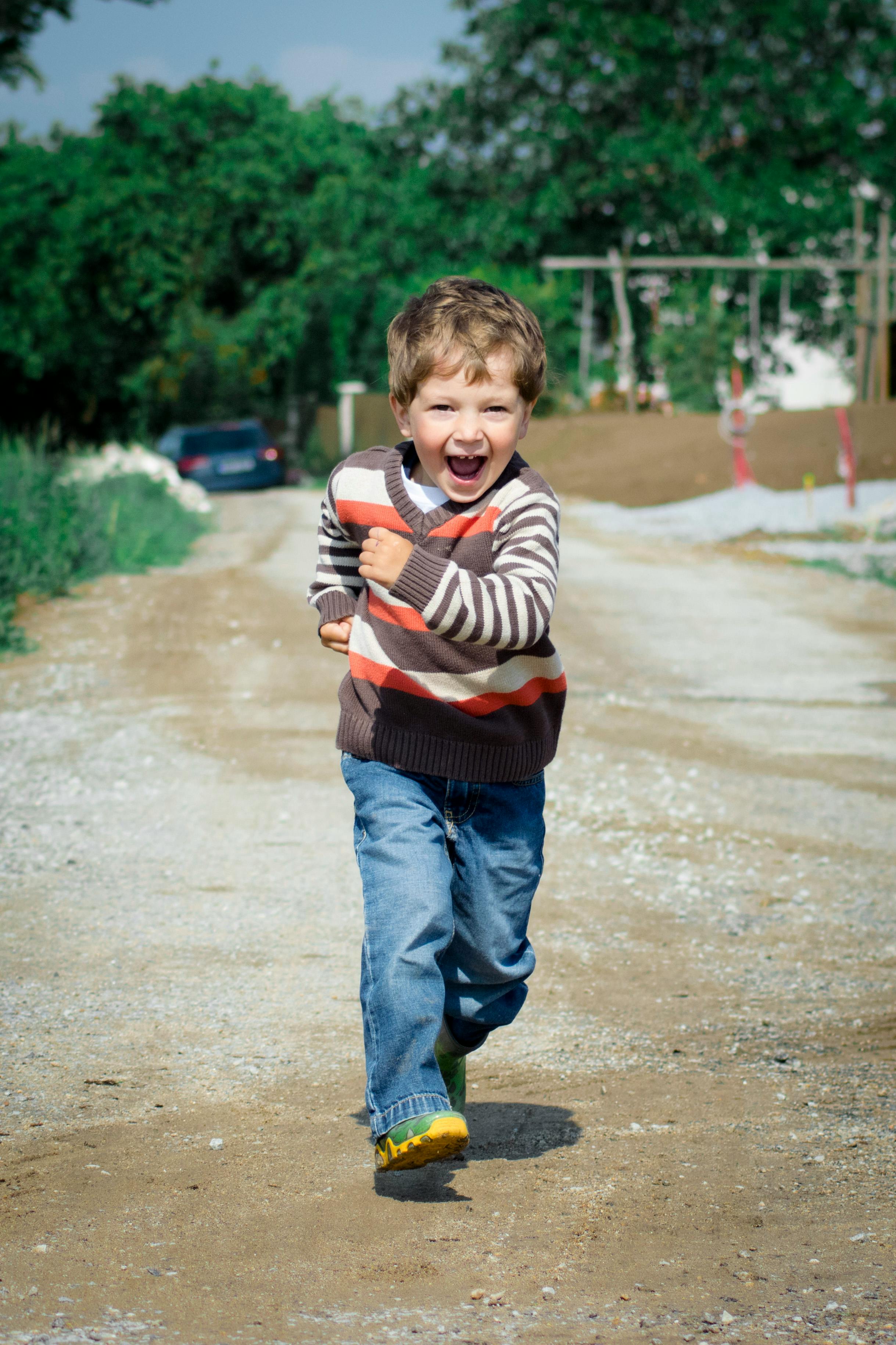 Un niño feliz corriendo | Fuente: Pexels