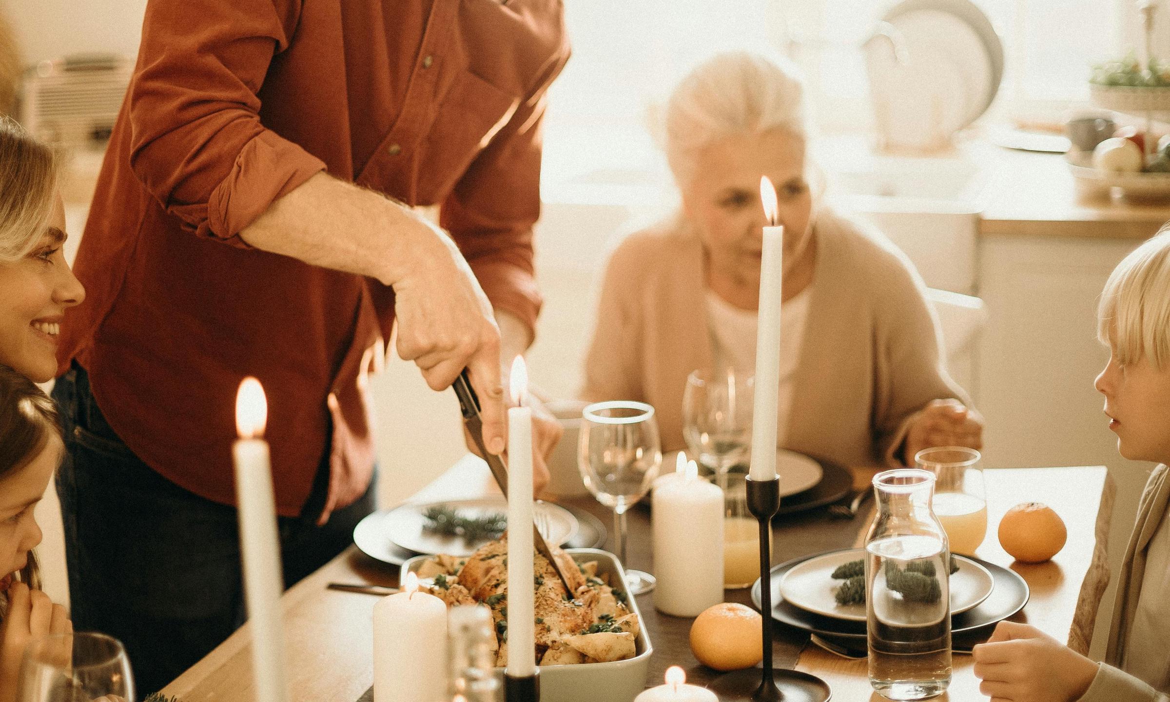 Una familia disfrutando de una comida juntos | Fuente: Pexels