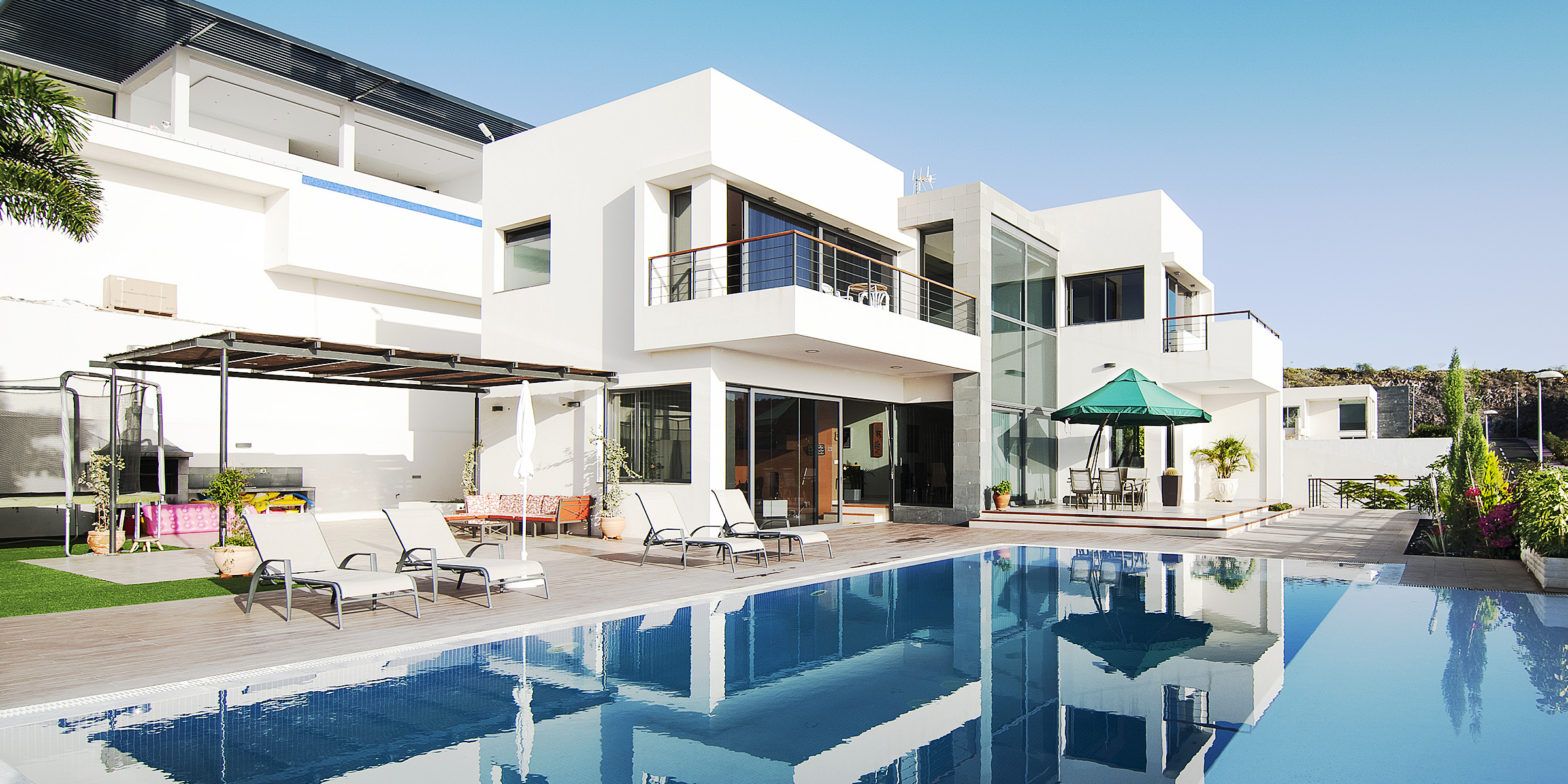 Un lujoso edificio con piscina | Fuente: Shutterstock