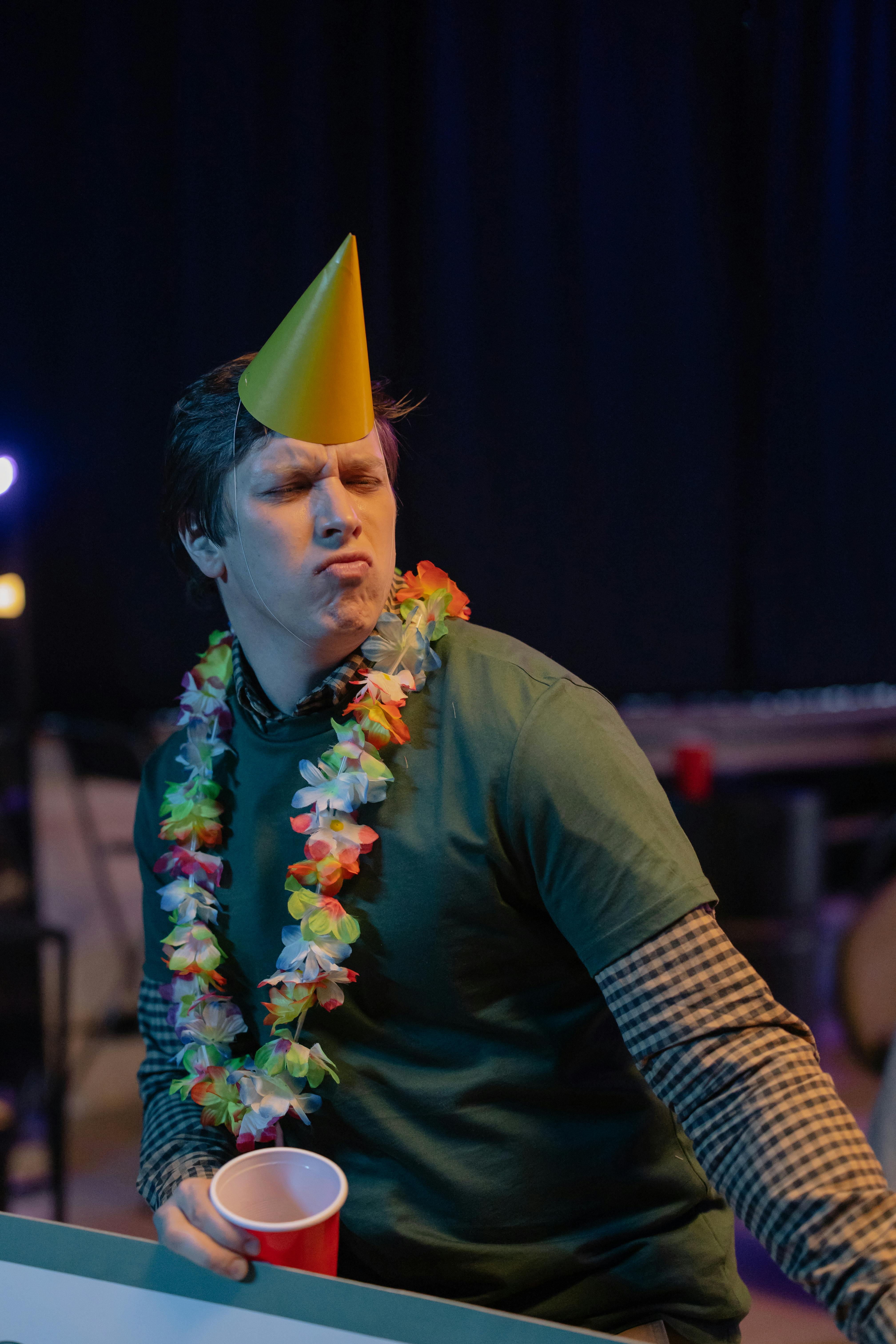 Un hombre disfrutando de una fiesta | Fuente: Pexels