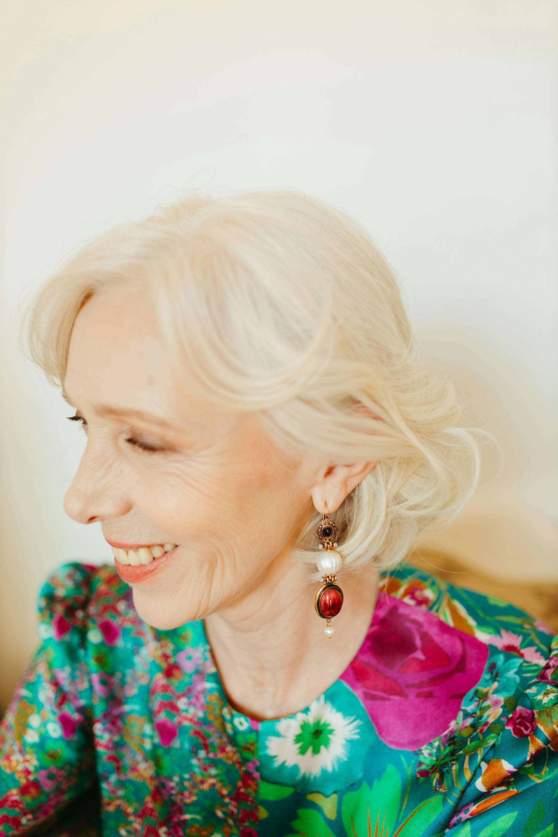 Primer plano de una mujer mayor sonriendo | Fuente: Pexels