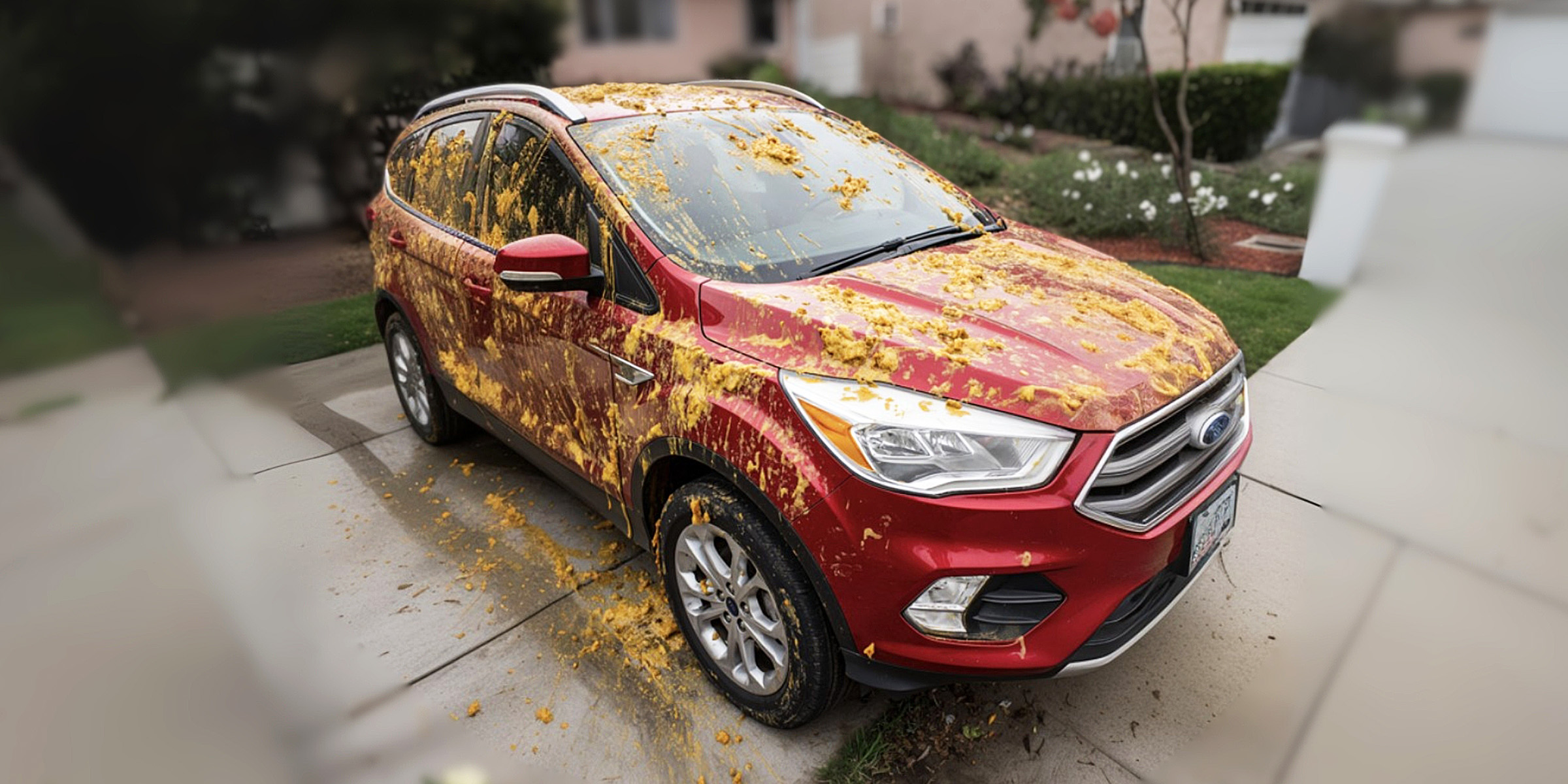 Un automóvil rojo sucio | Fuente: The Celebritist