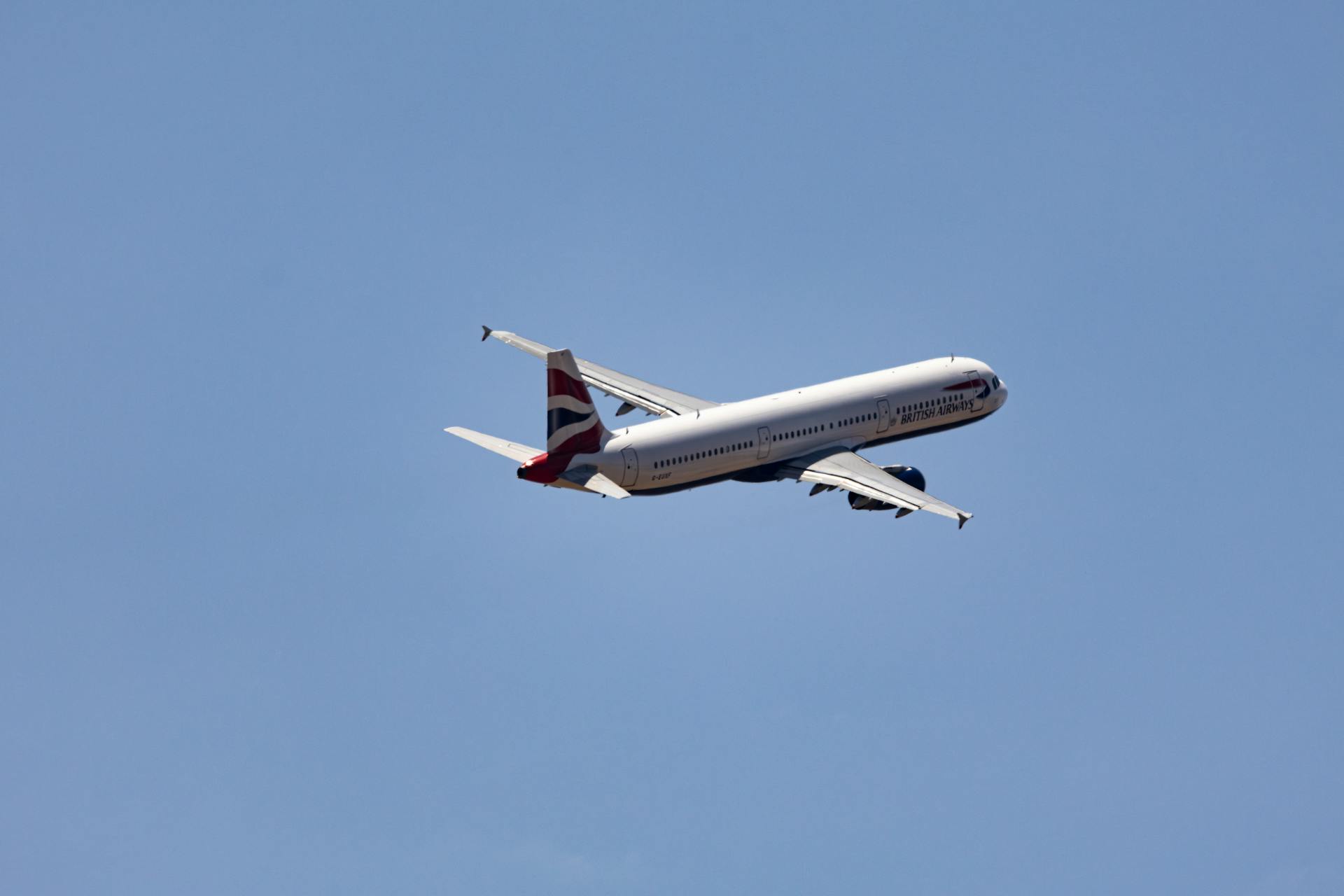 Un avión en el aire | Fuente: Pexels