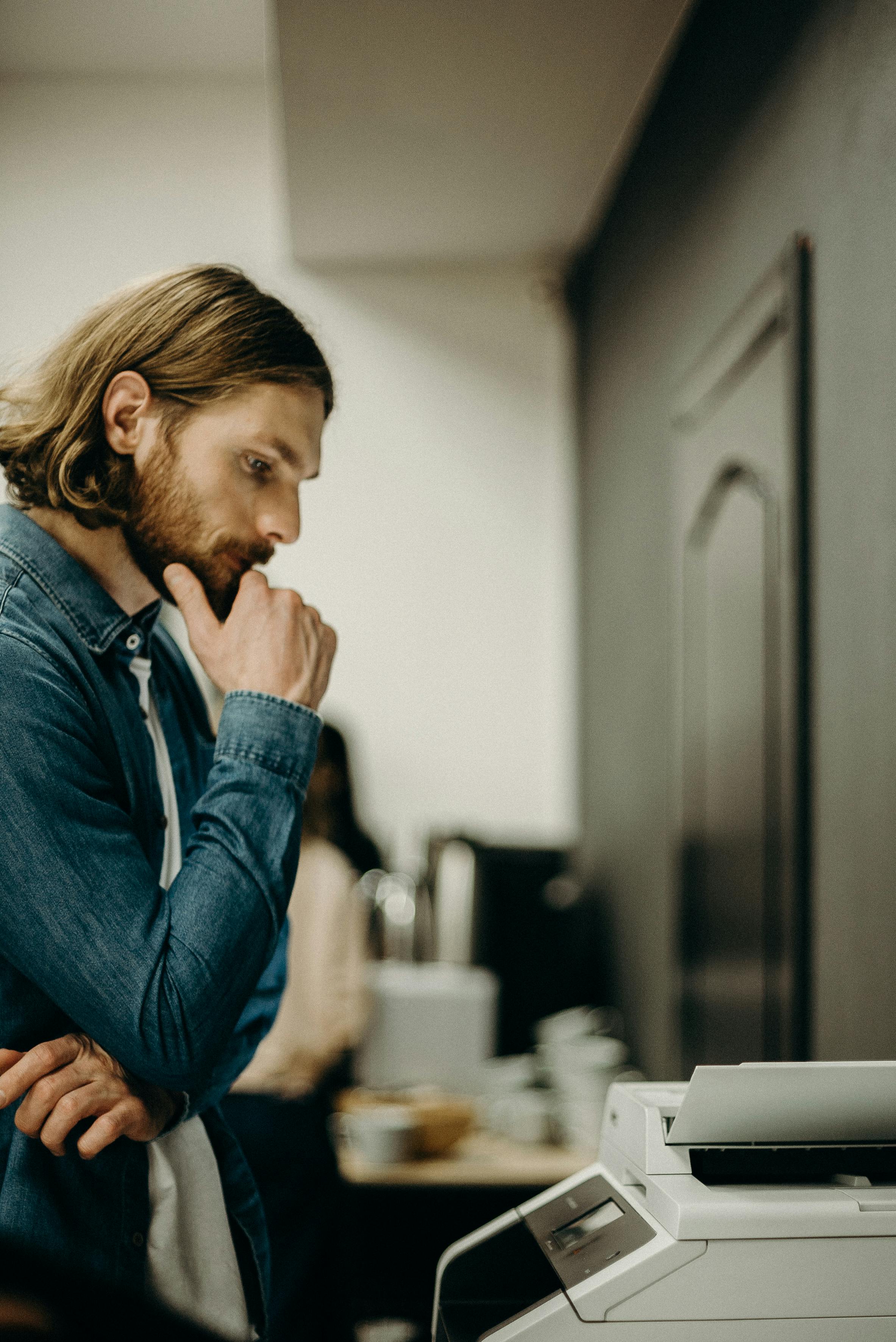 Un hombre imprimiendo algo | Fuente: Pexels