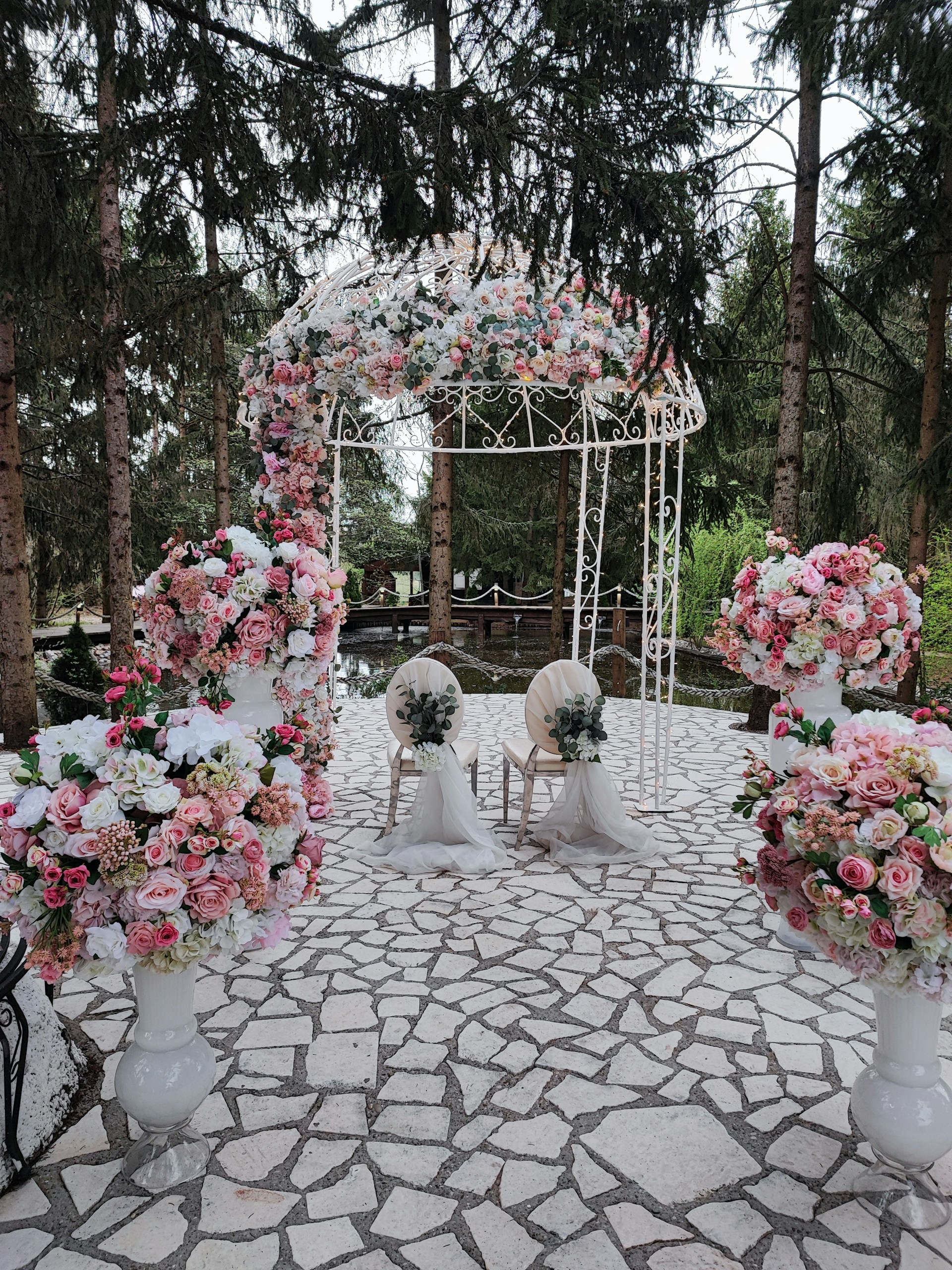 Montaje de una boda al aire libre | Fuente: Unsplash