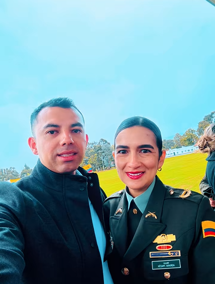 El capitán Francisco Javier Merchán Granados junto a su esposa, la mayor Adriana Pinzón | Fuente: TikTok/francisco.merchn