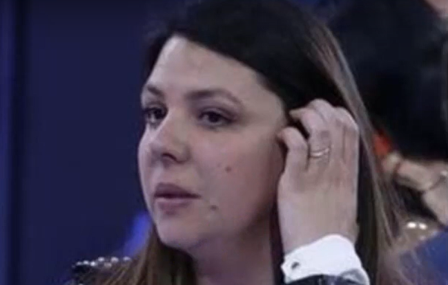 Lucía Matamoros Flores durante la final de "Gran Hermano VIP” 2016 cuando acudió al plató para apoyar a su hermana Laura, ganadora del reality. | Fuente: YouTube/ÚLTIMA HORA